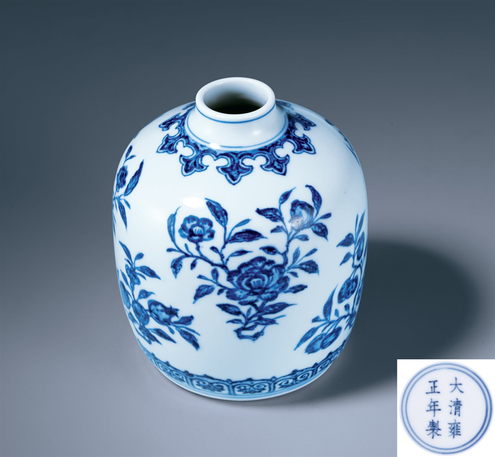 青花折枝花果纹小尊(图录号：1139)
