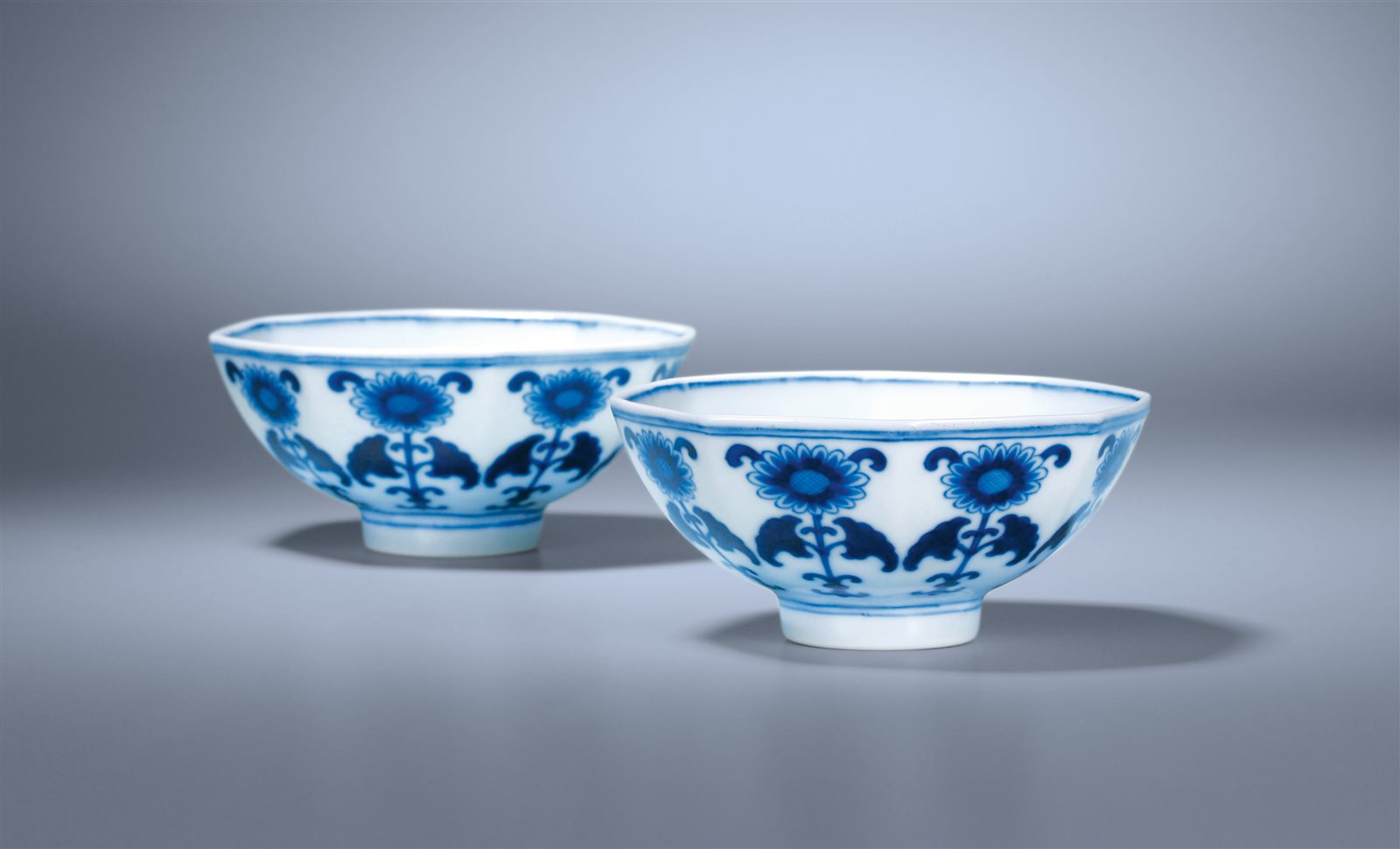 青花菊花纹八棱碗一对(图录号：1141)