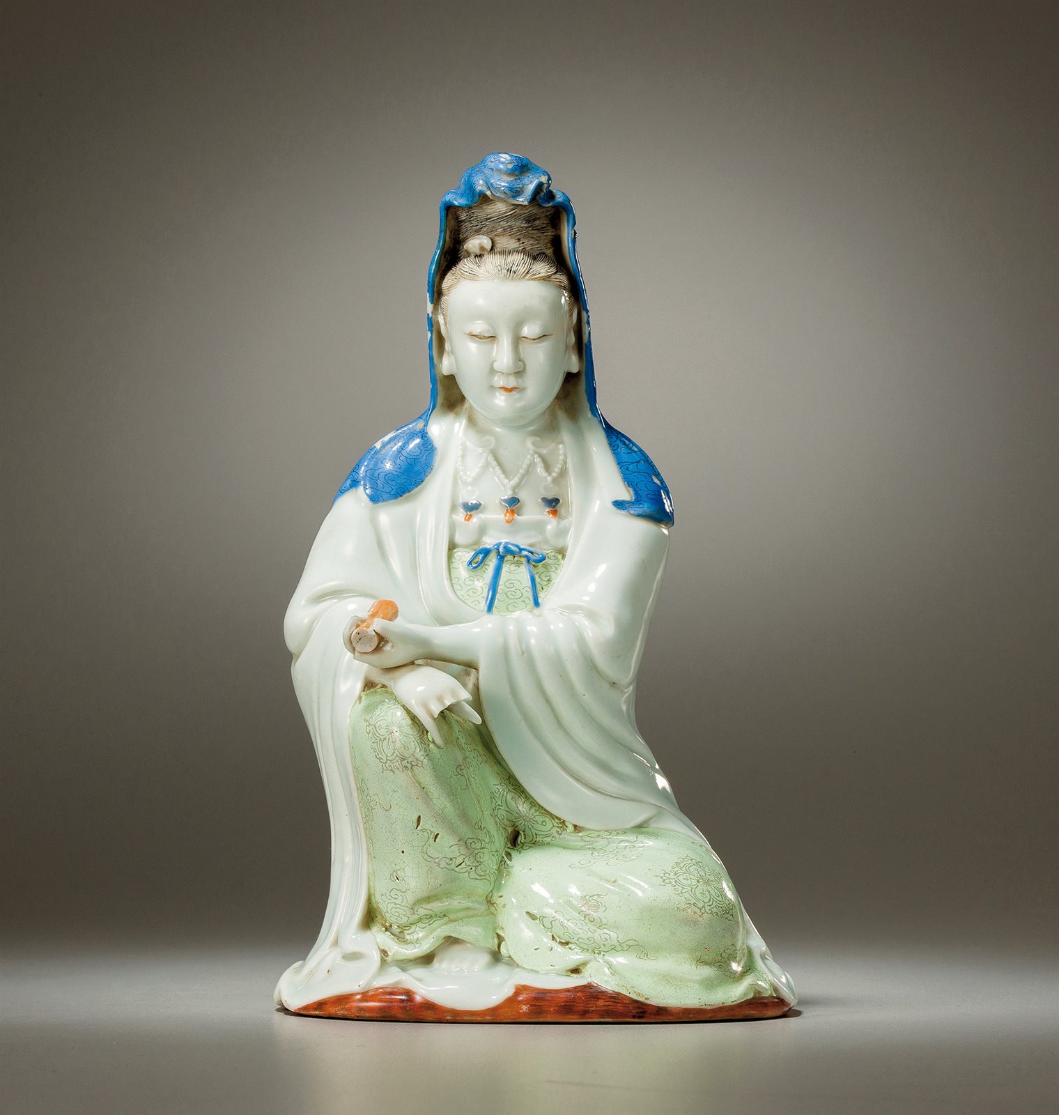 粉彩观音坐像