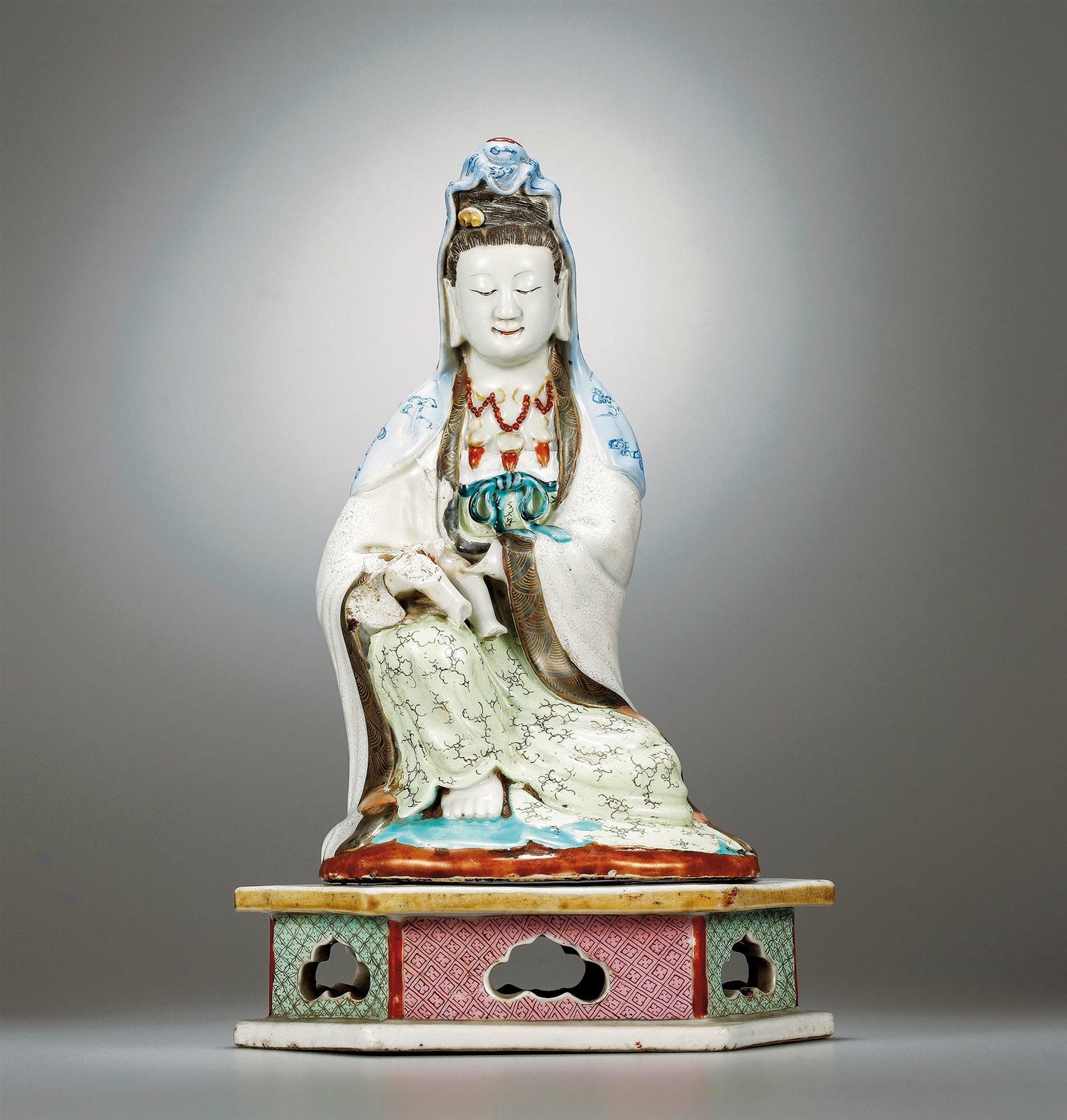 粉彩送子观音坐像