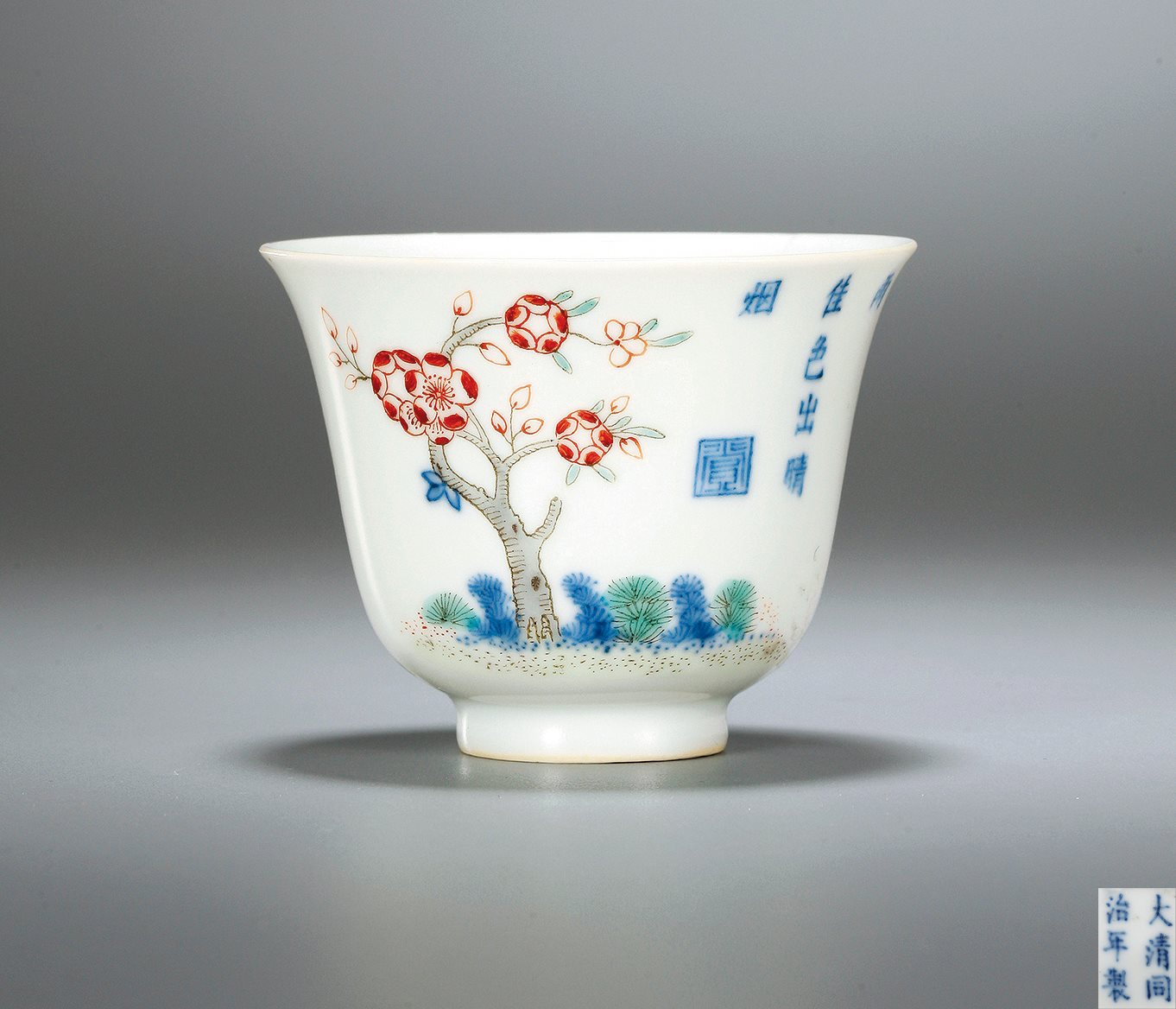 青花五彩桃花诗文杯