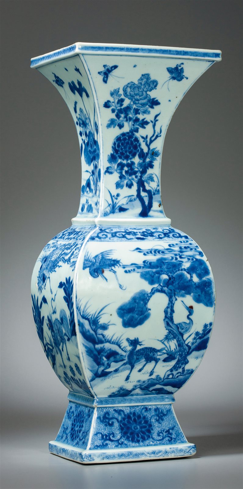 青花釉里红花蝶瑞兽图方觚