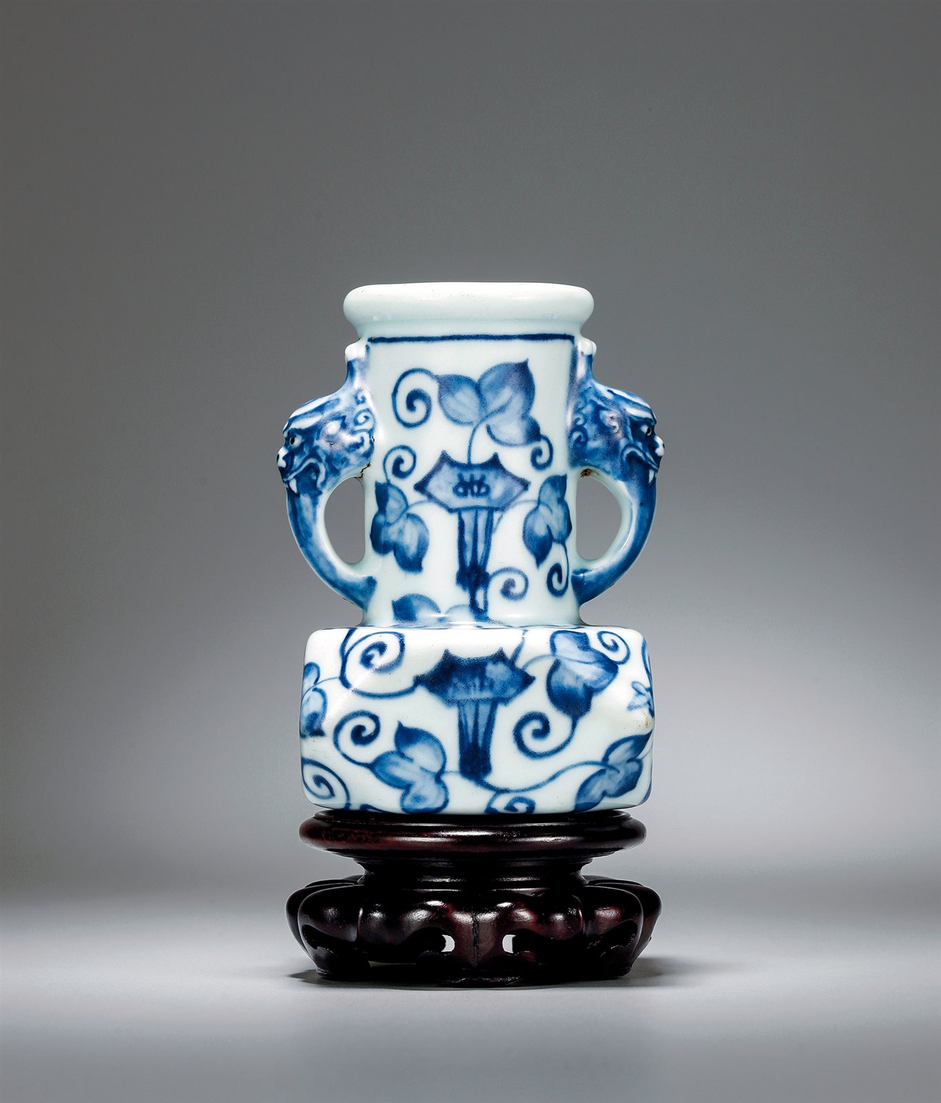 青花缠枝牵牛花倭角尊
