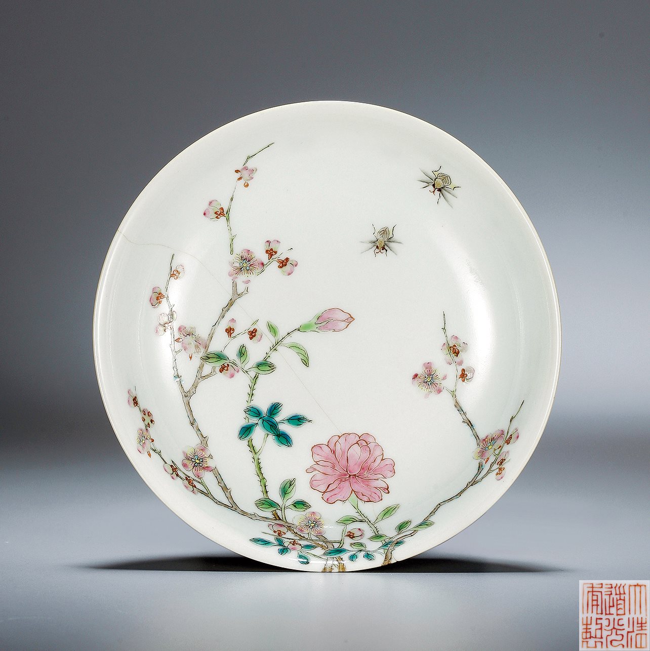 粉彩花蝶过枝纹盘