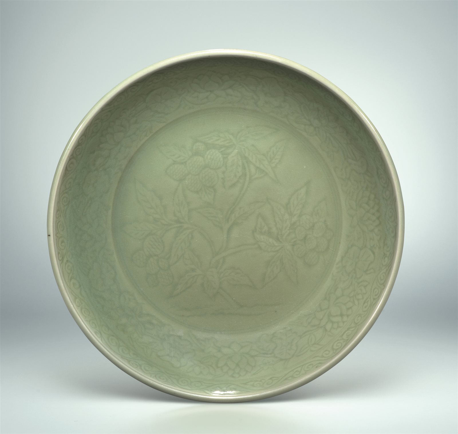 龙泉窑青釉刻花果纹大盘