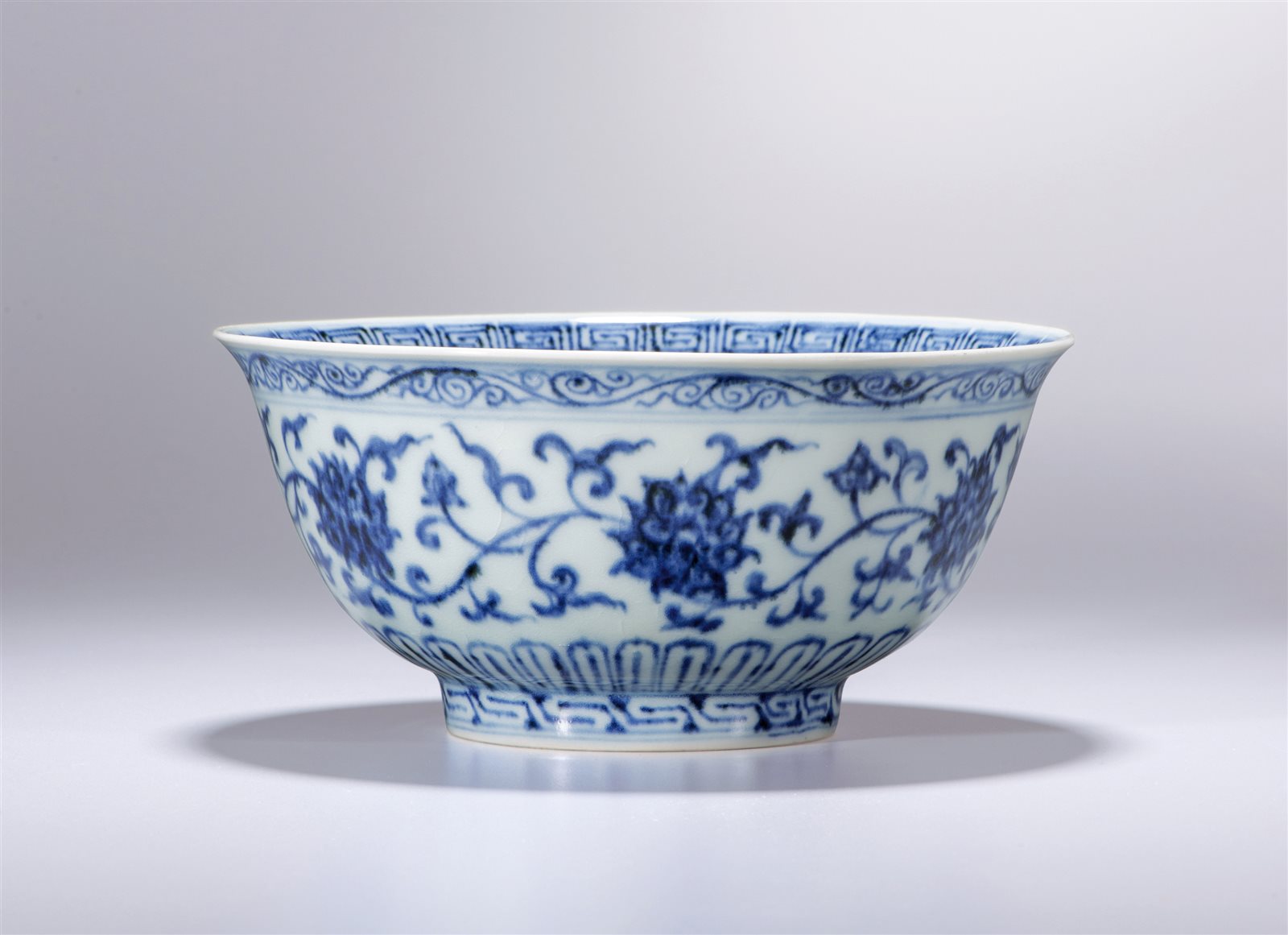 青花缠枝花卉纹碗