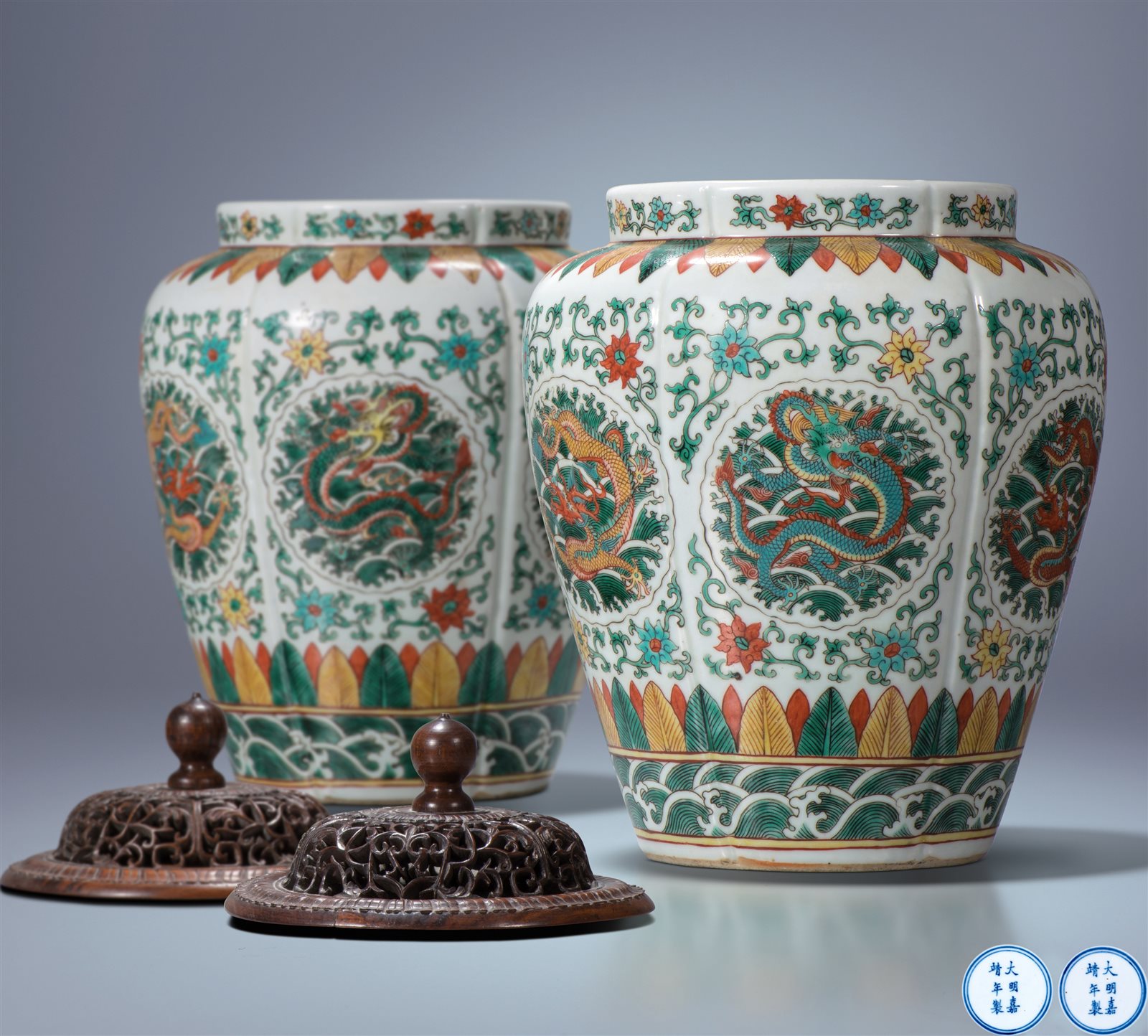 五彩团龙纹罐一对