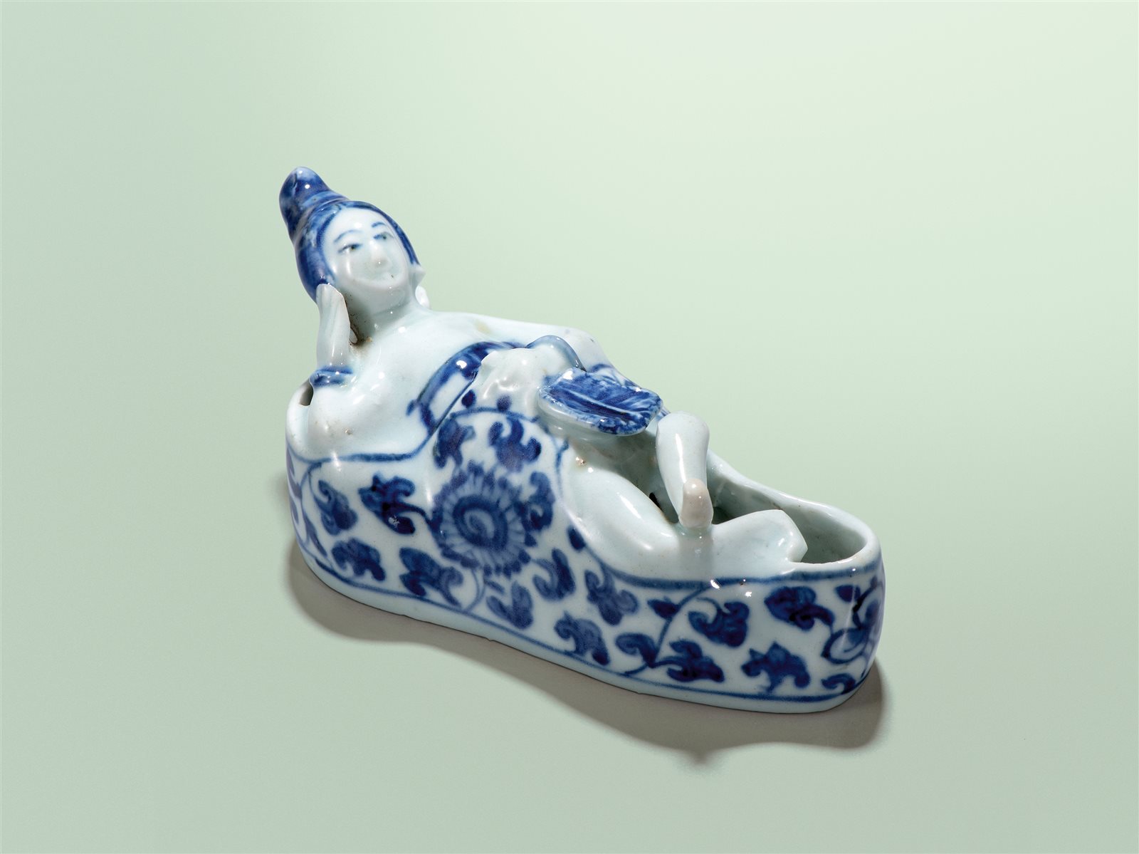 青花仕女出浴图水盂