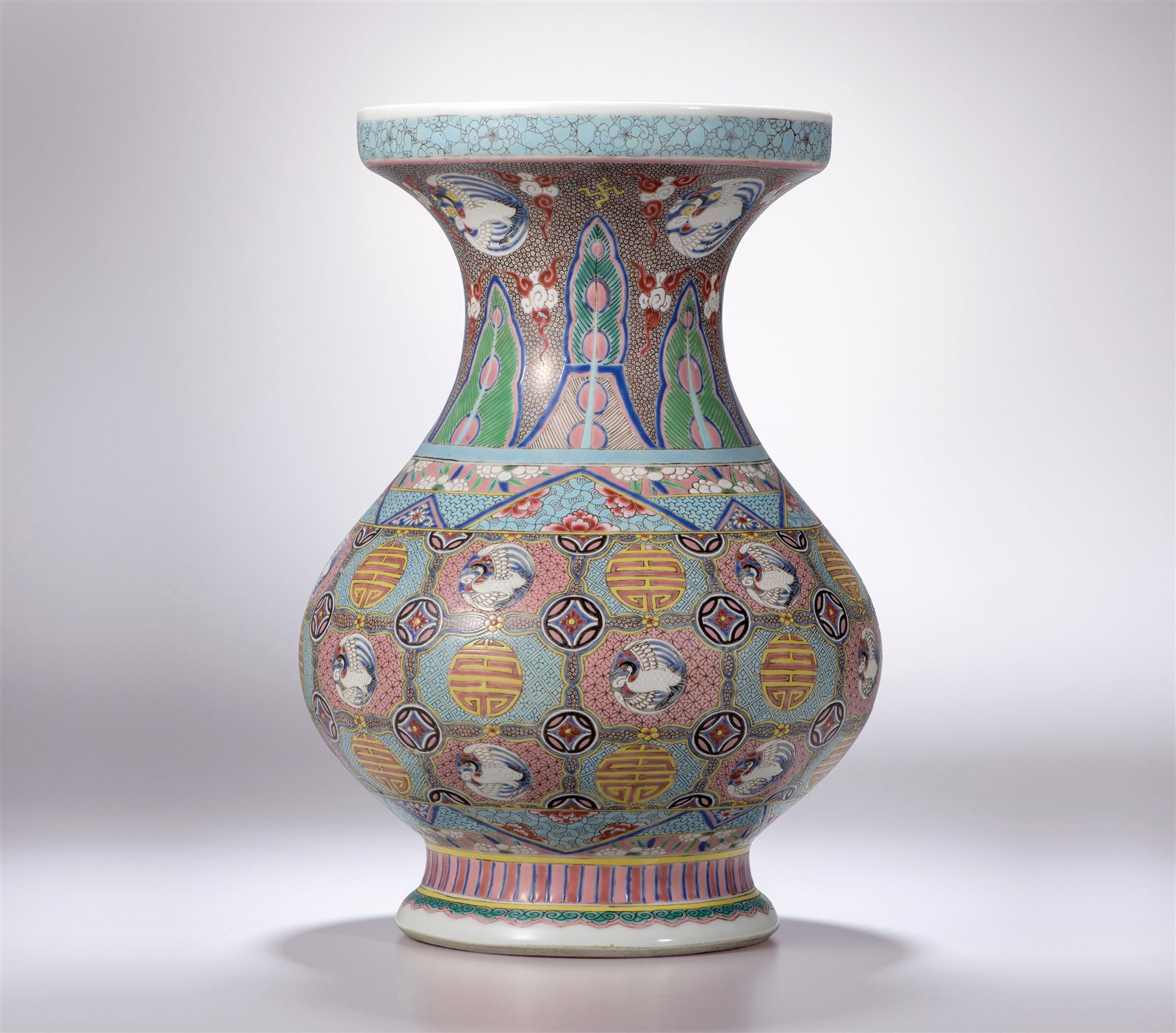 粉彩开光团鹤寿纹盘口尊