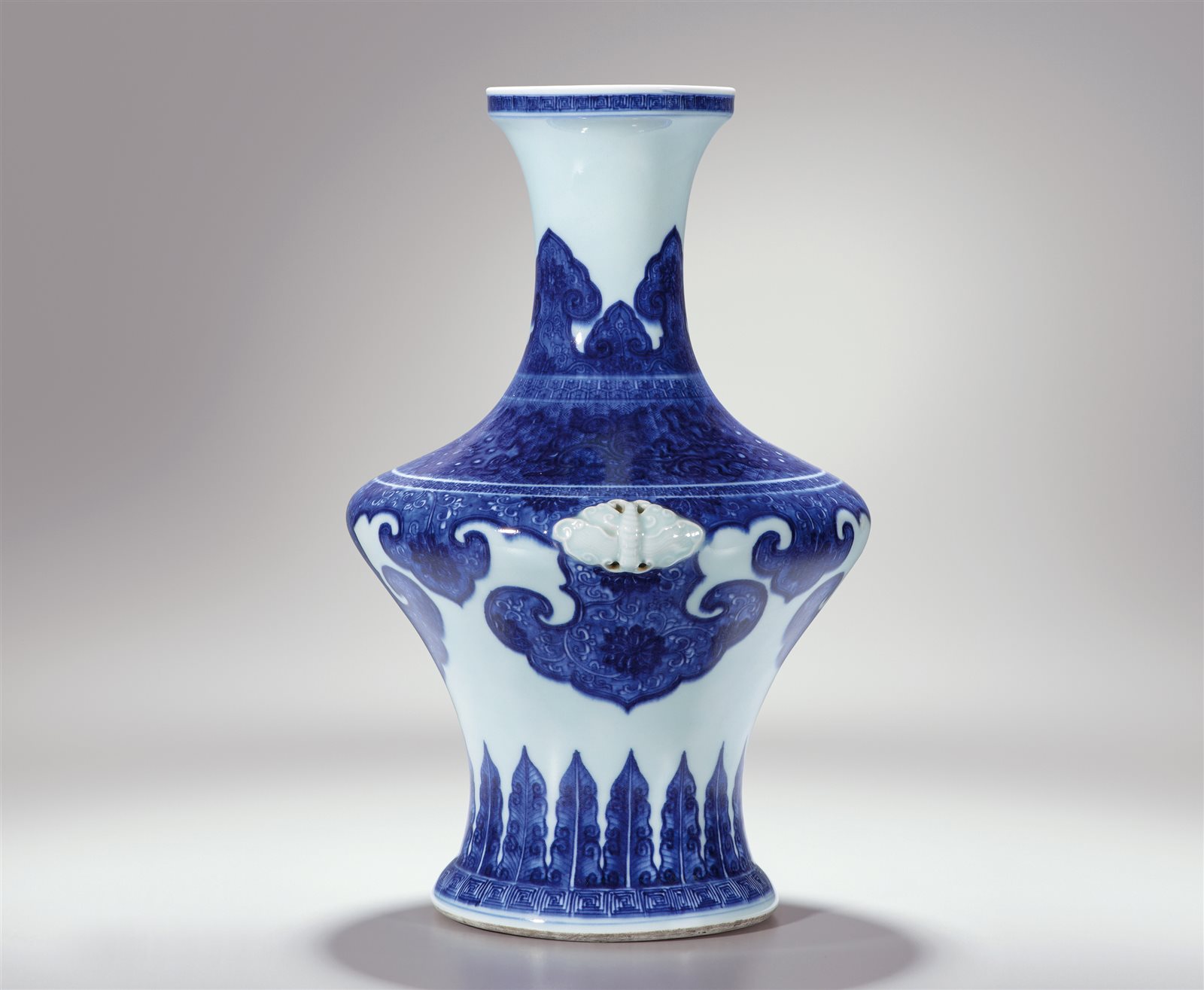 青花如意云肩纹贴花蝴蝶耳撇口尊