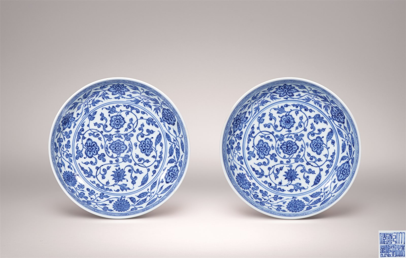 青花缠枝花卉纹盘一对