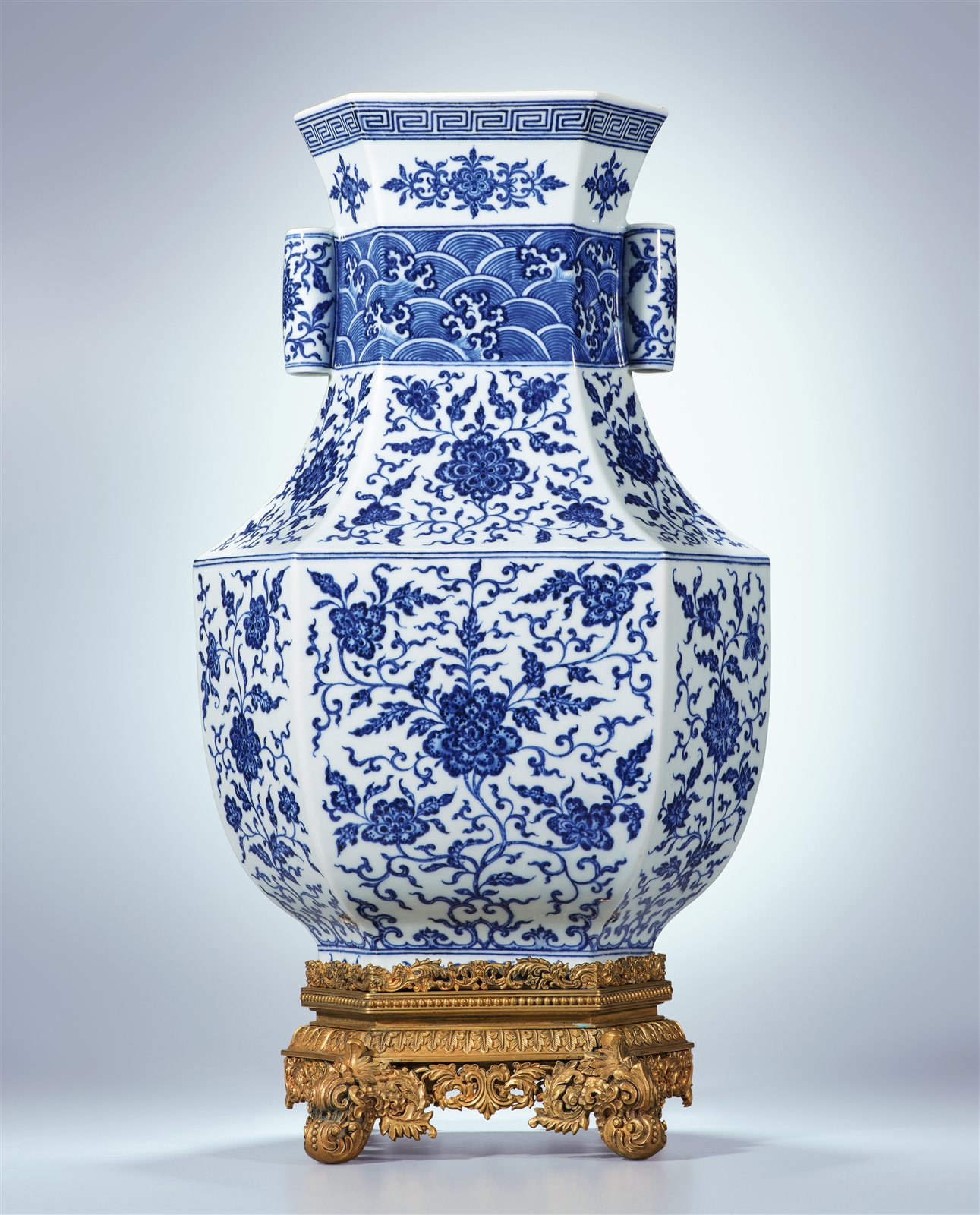 素三彩暗刻云龙花蝶纹碗一对