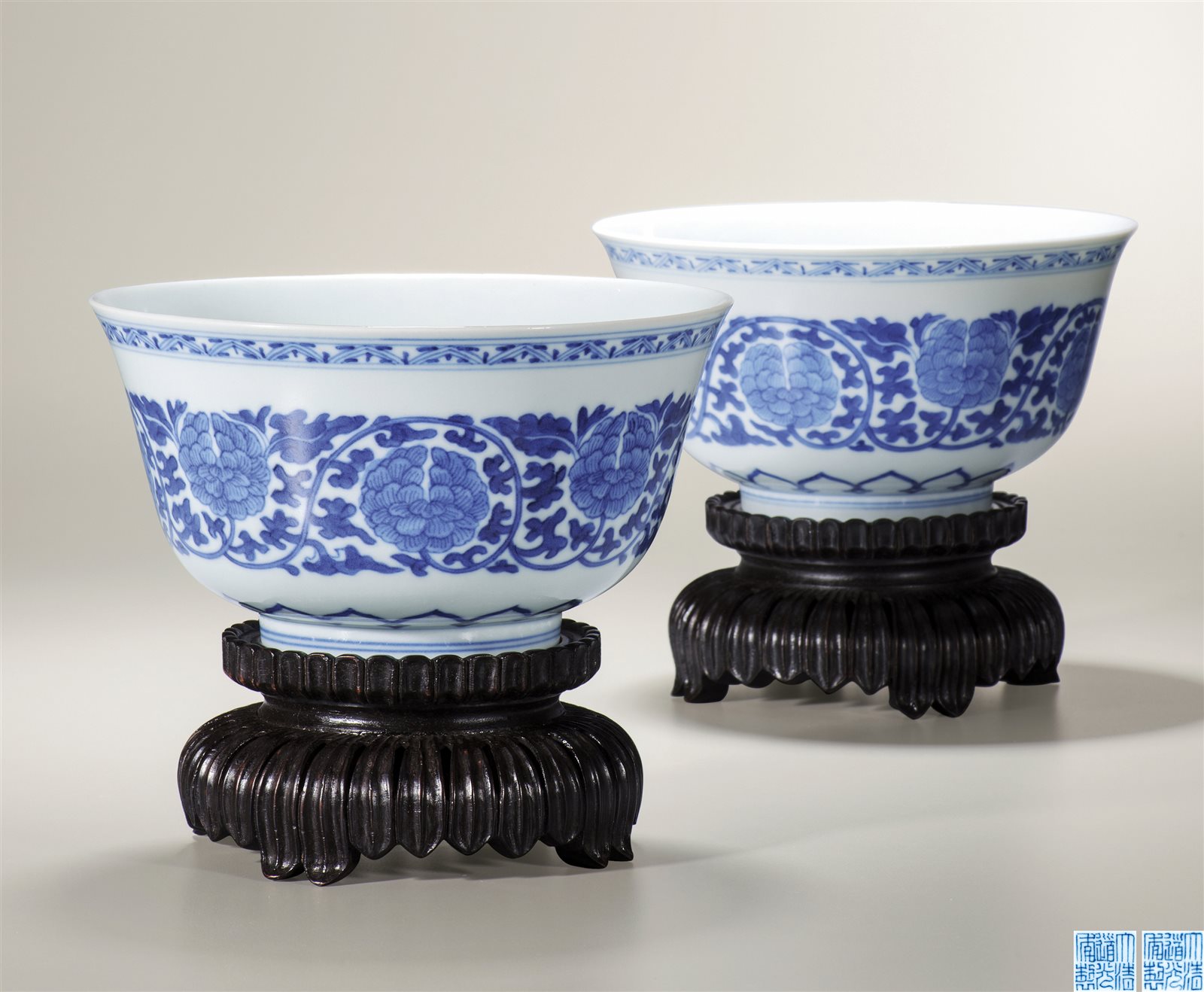 粉青釉模印如意云纹撇口大碗