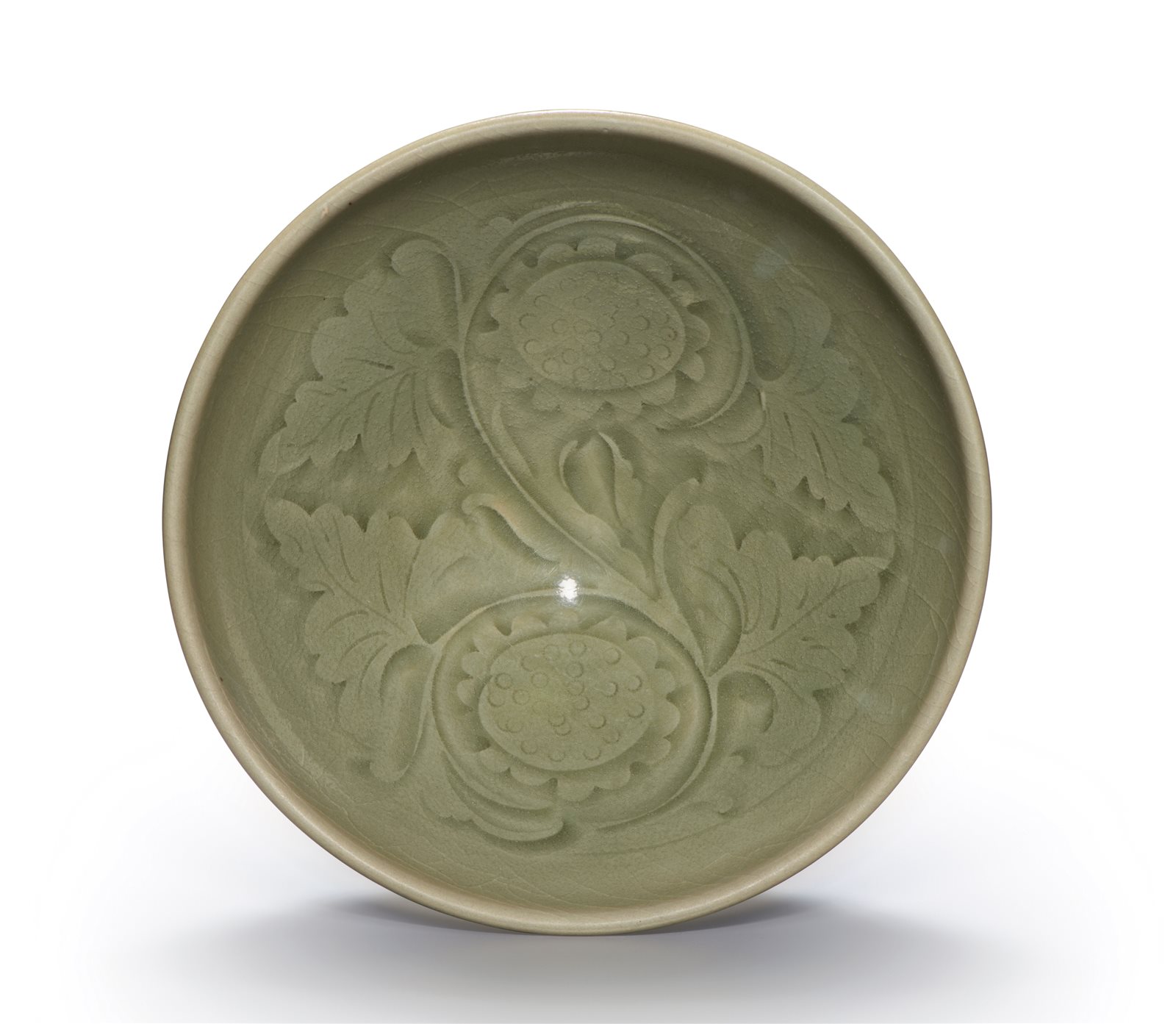 白釉暗刻矾红描金牡丹引凤纹花口碗一对