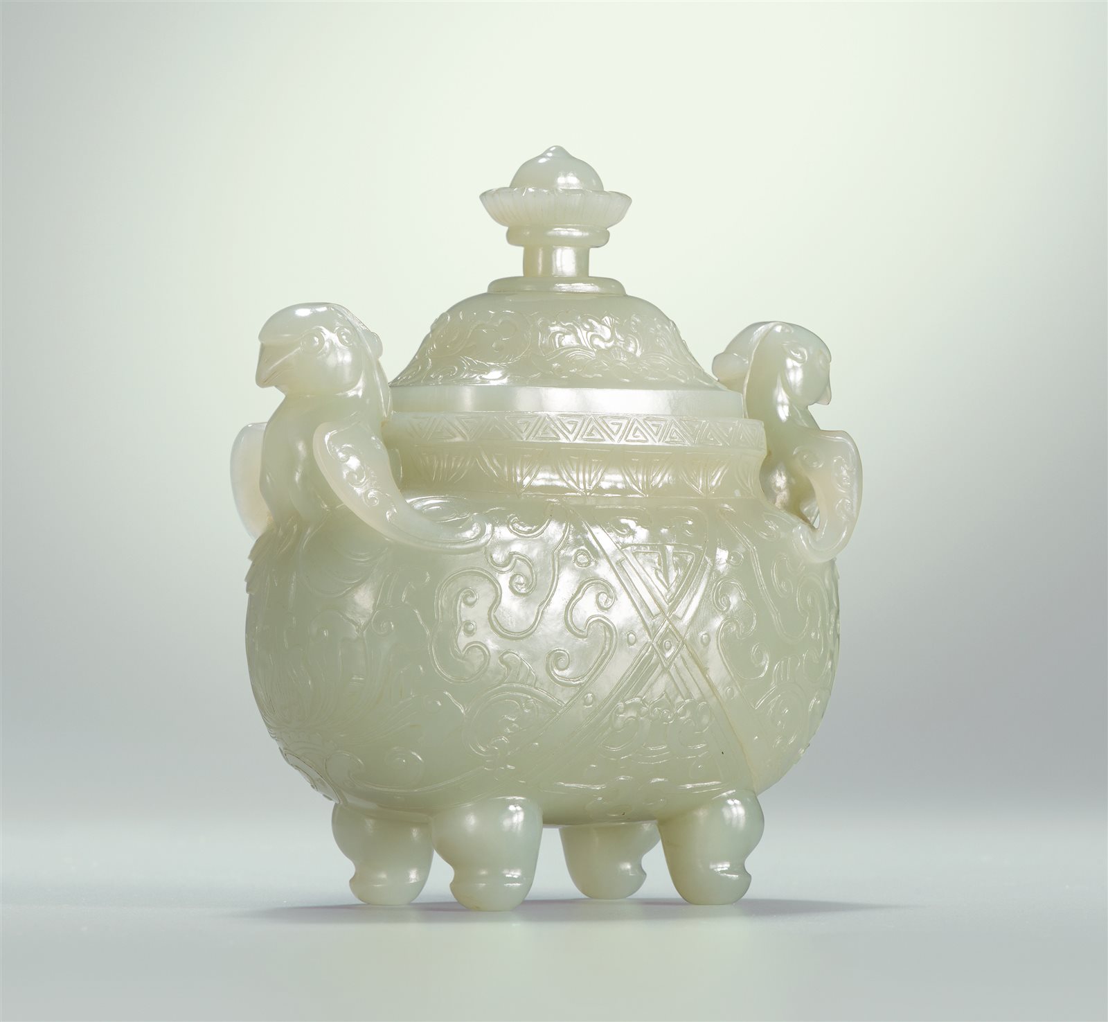 粉彩荷塘鸳鸯御制诗文茶碗