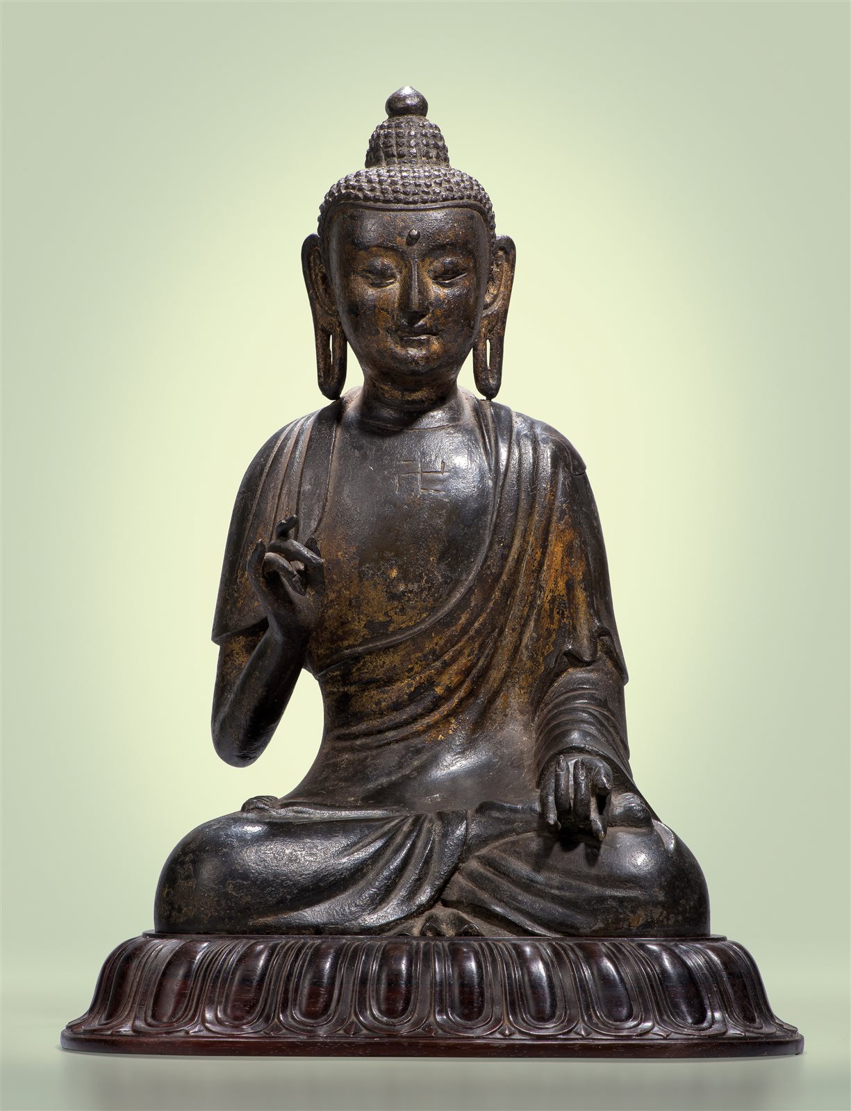 甜白釉涩胎刻划火石红云龙纹盘