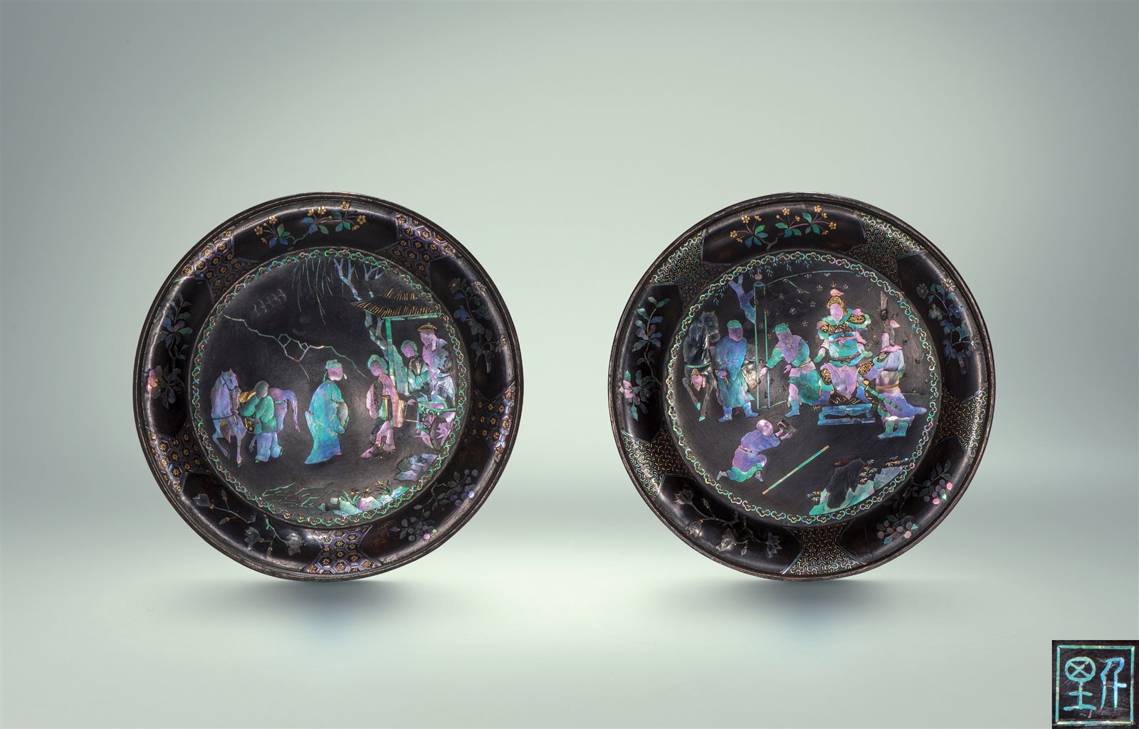 青花五彩洞石花卉龙纹四方觚