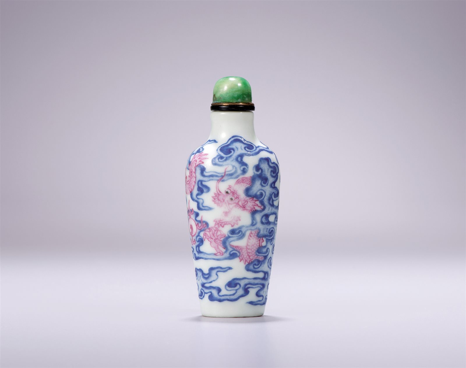 胭脂红蓝料彩云龙纹鼻烟壶