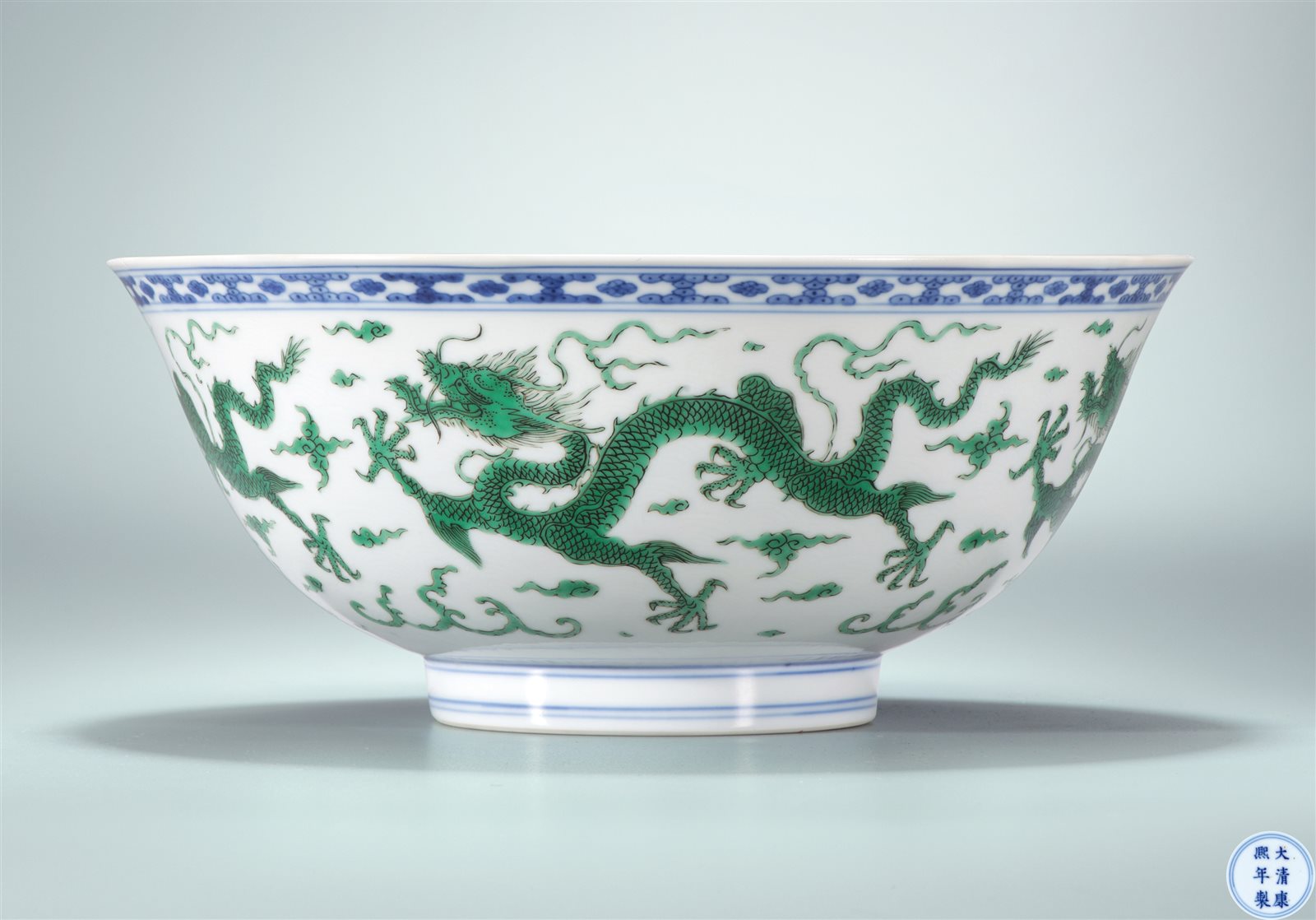 青花暗刻江崖海水绿彩云龙纹大碗