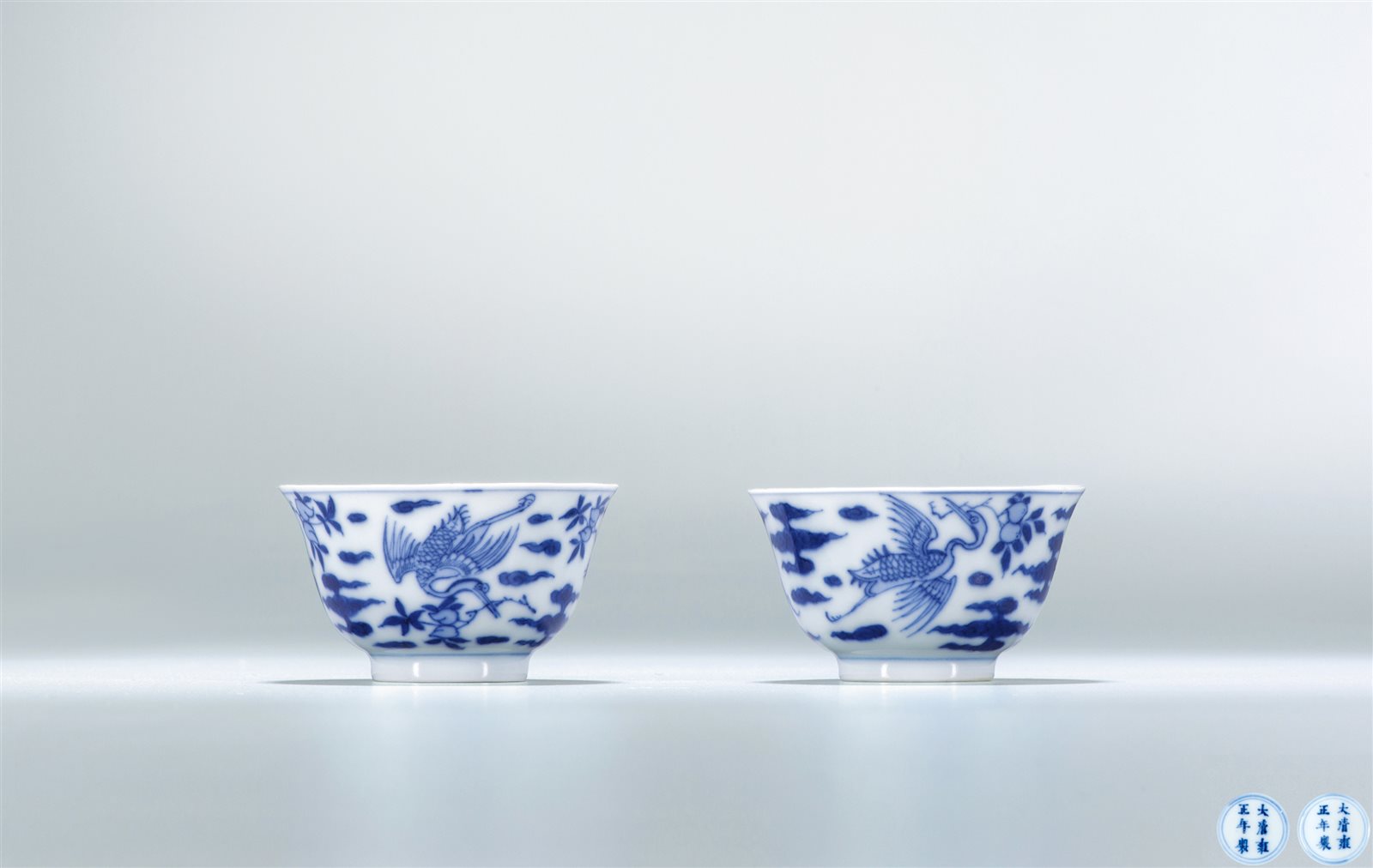 青花云鹤蟠桃纹杯一对