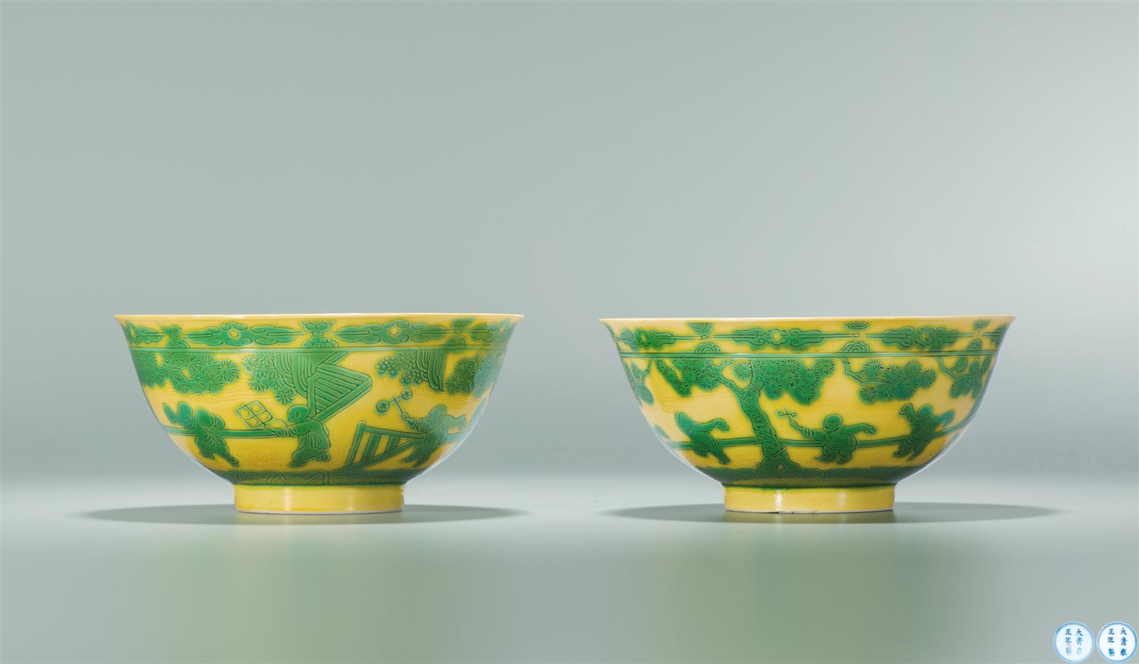 黄地绿彩庭院婴戏图碗一对