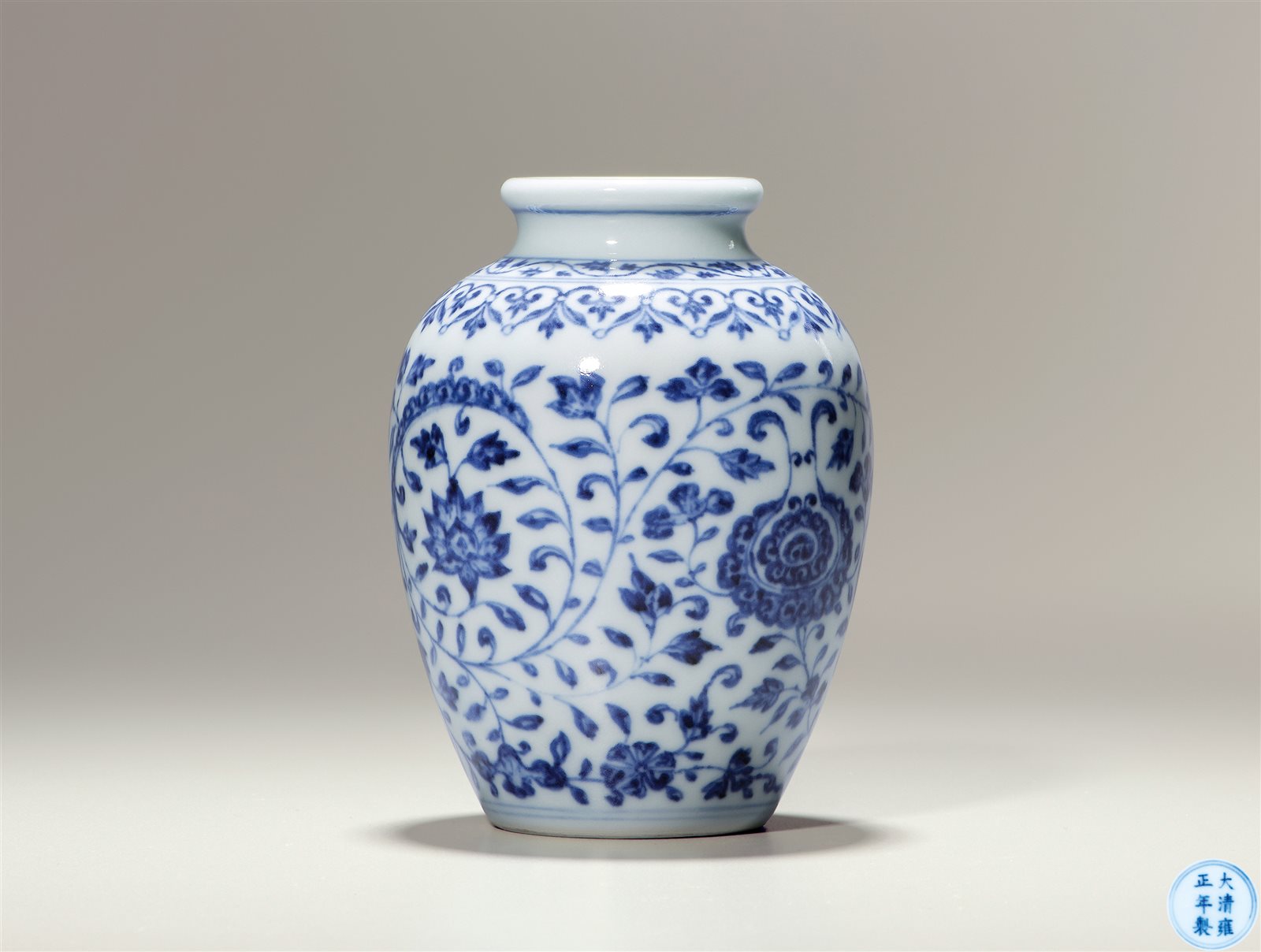 青花缠枝花卉纹罐