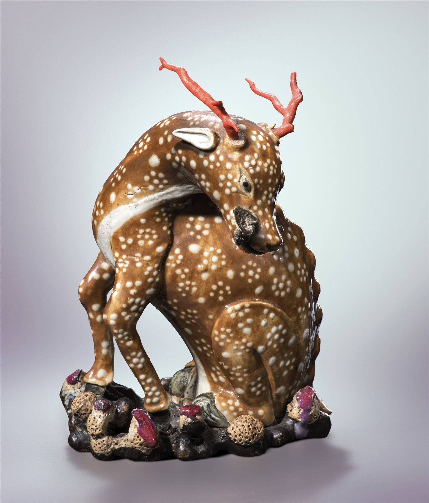 瓷雕衔灵芝瑞鹿