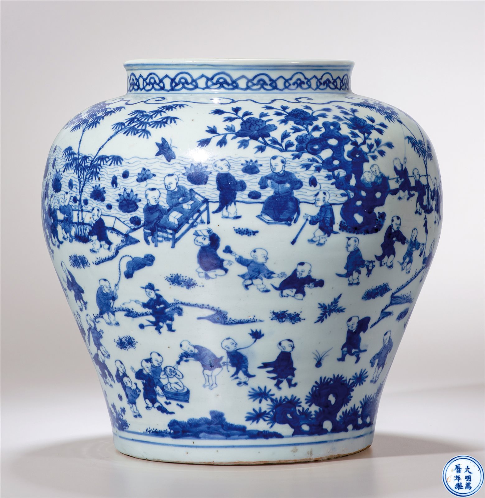 青花婴戏“百子嬉春”图大罐