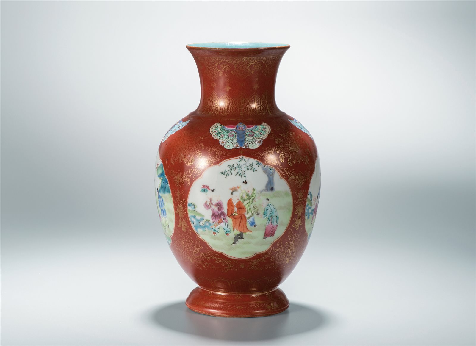 珊瑚红地描金粉彩开光婴戏纹瓶(图录号：999)