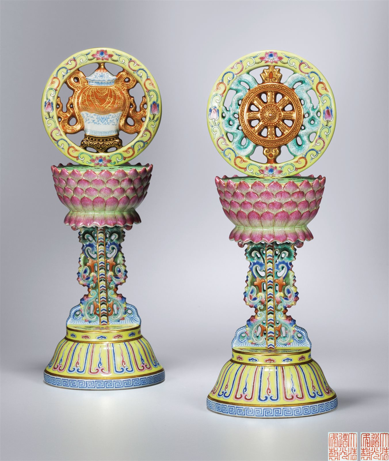 粉彩描金莲托八吉祥佛供一对