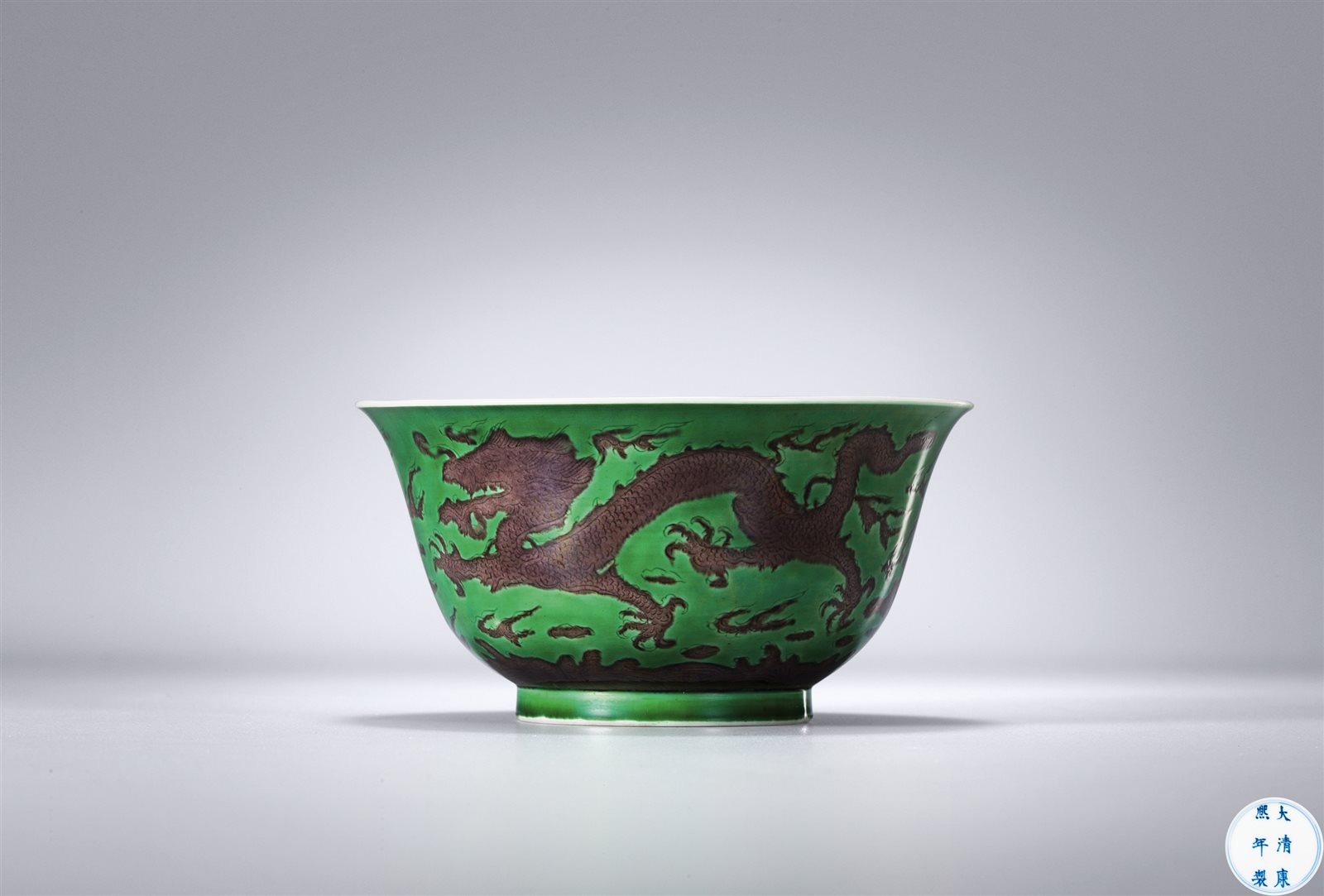 绿地褐彩云龙纹碗