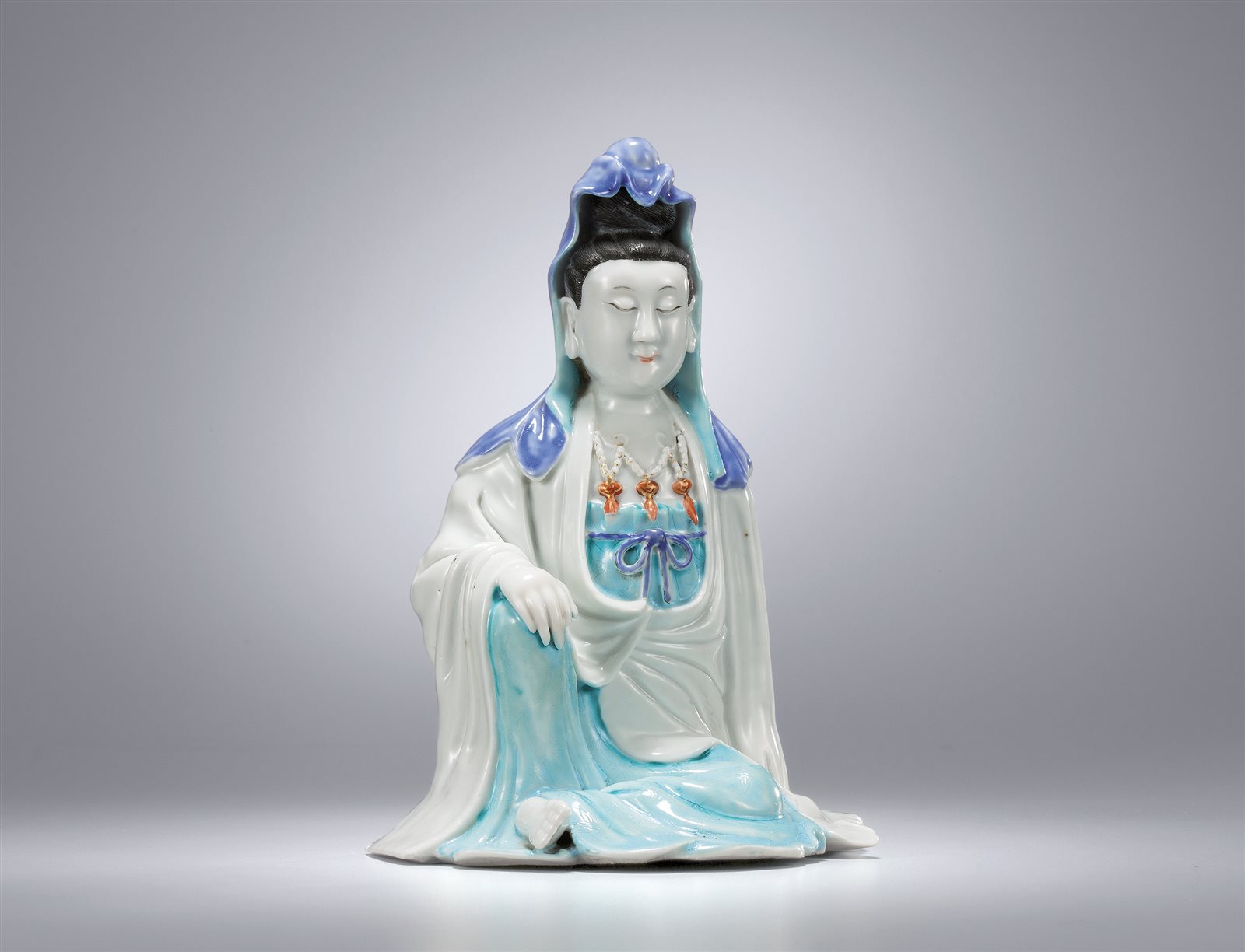 粉彩观音坐像
