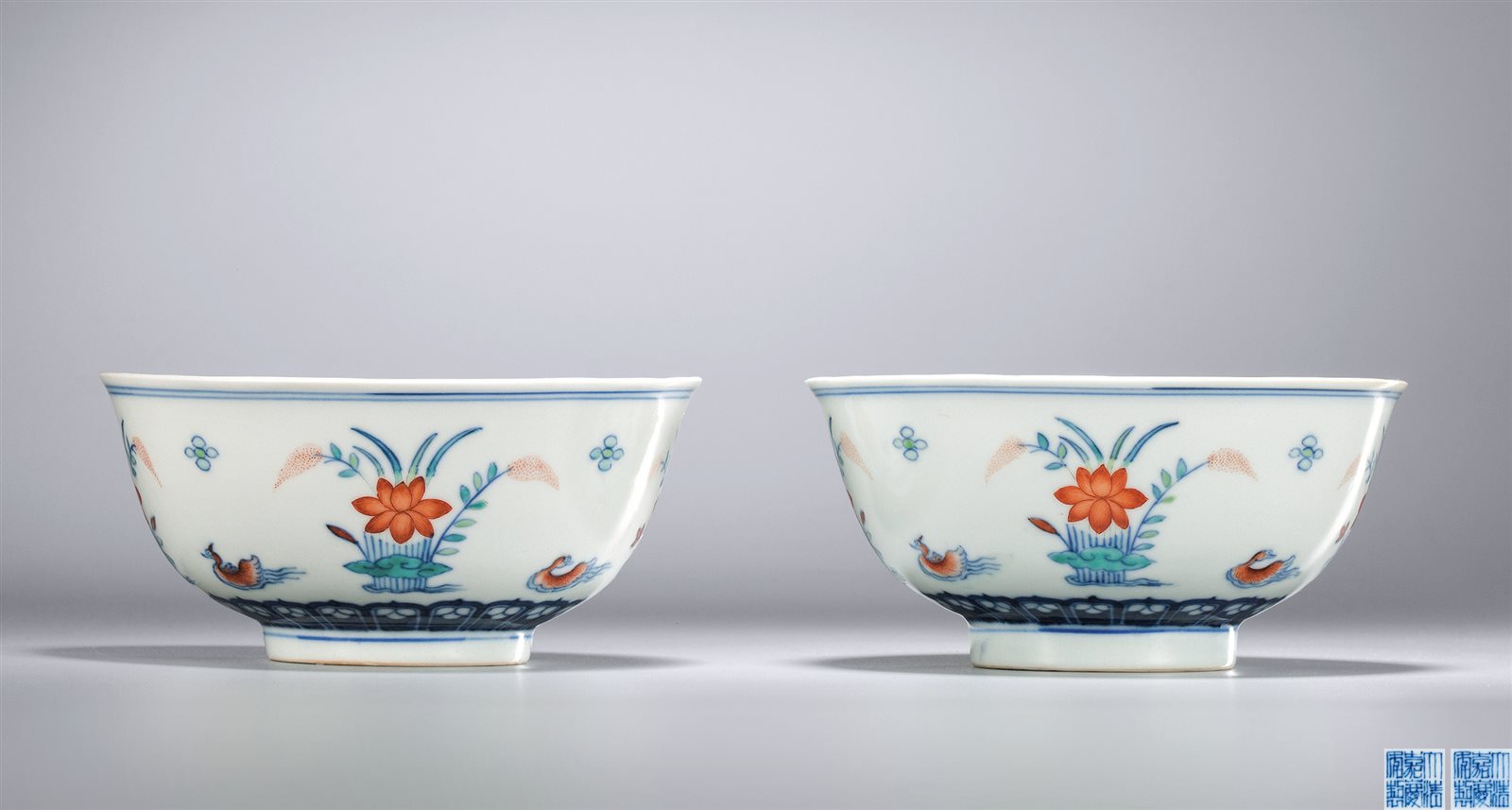 斗彩荷塘鸳鸯纹“满池娇”碗一对