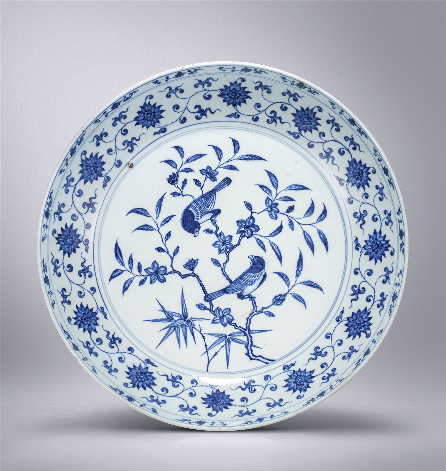 青花花鸟缠枝莲纹大盘