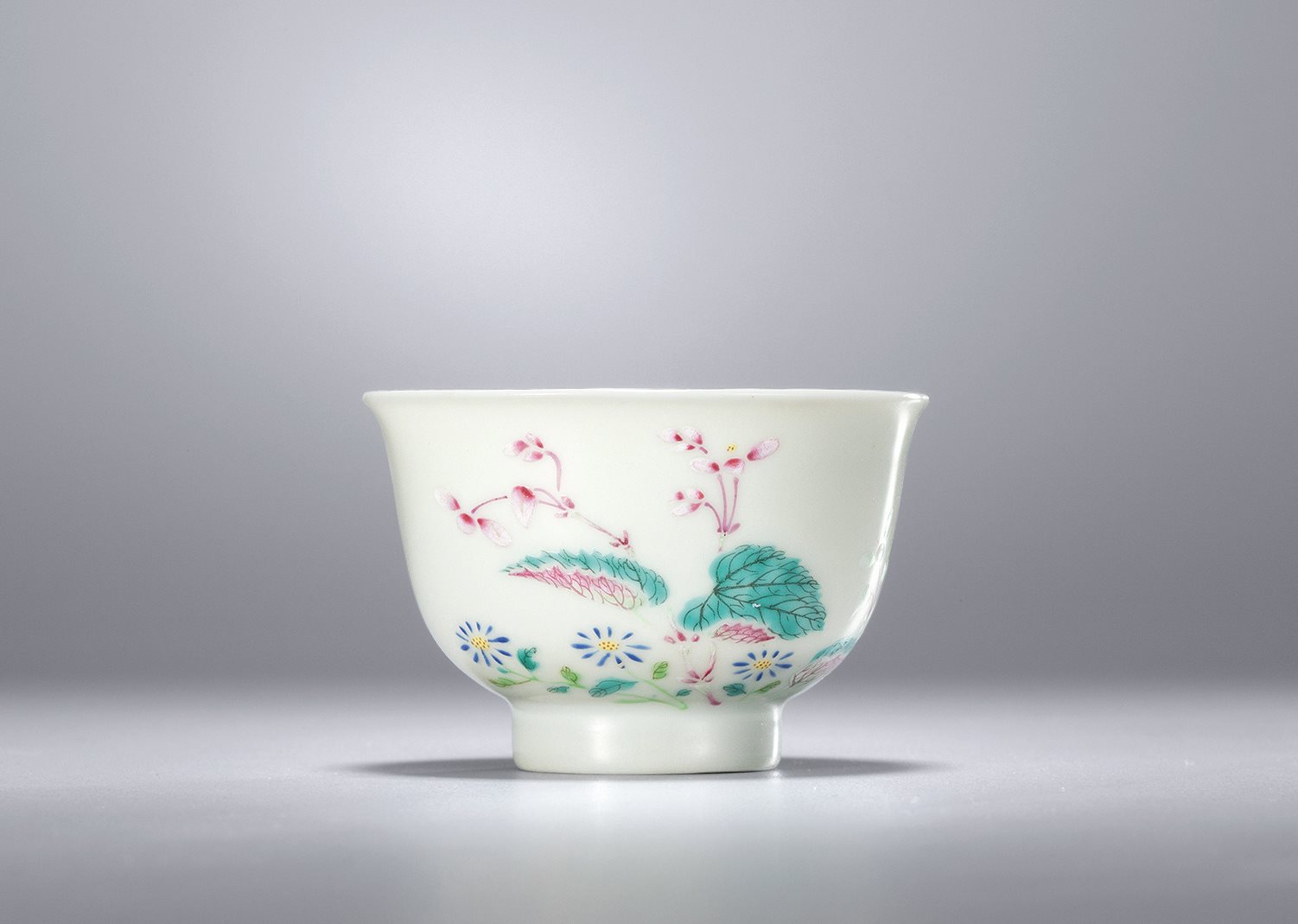 粉彩海棠菊花纹小杯