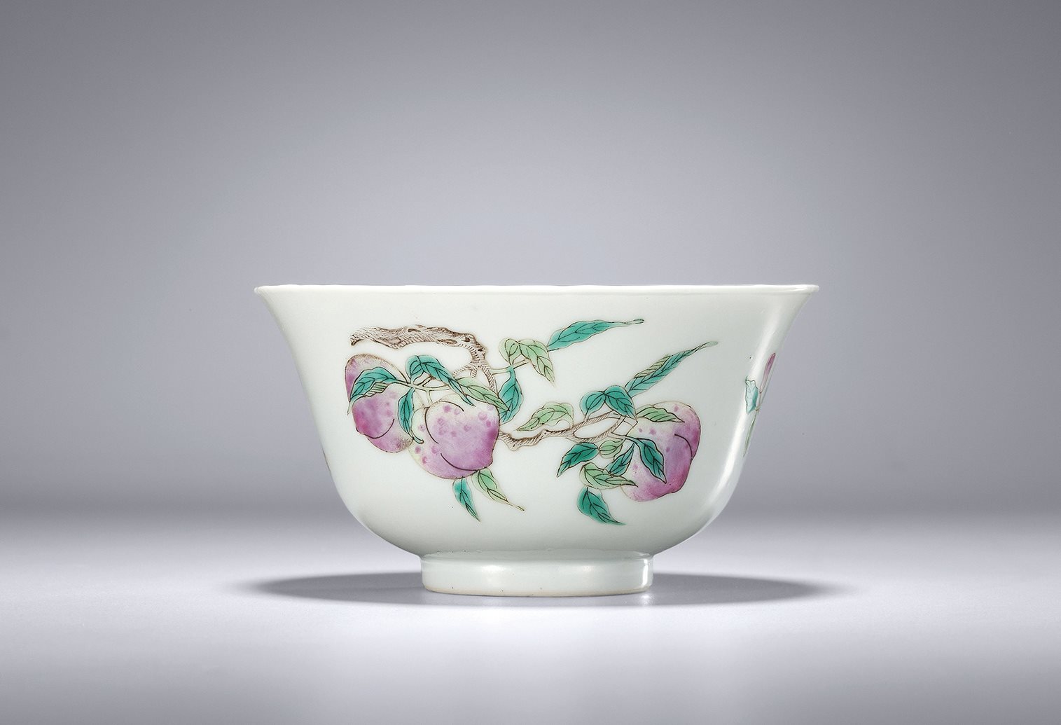 粉彩三多纹小碗