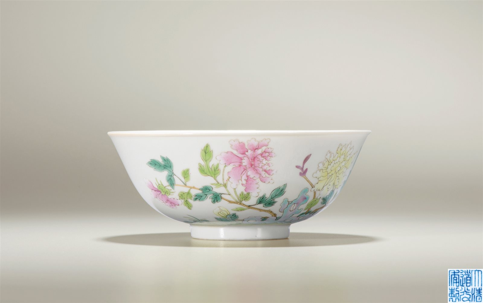 粉彩洞石花鸟纹碗