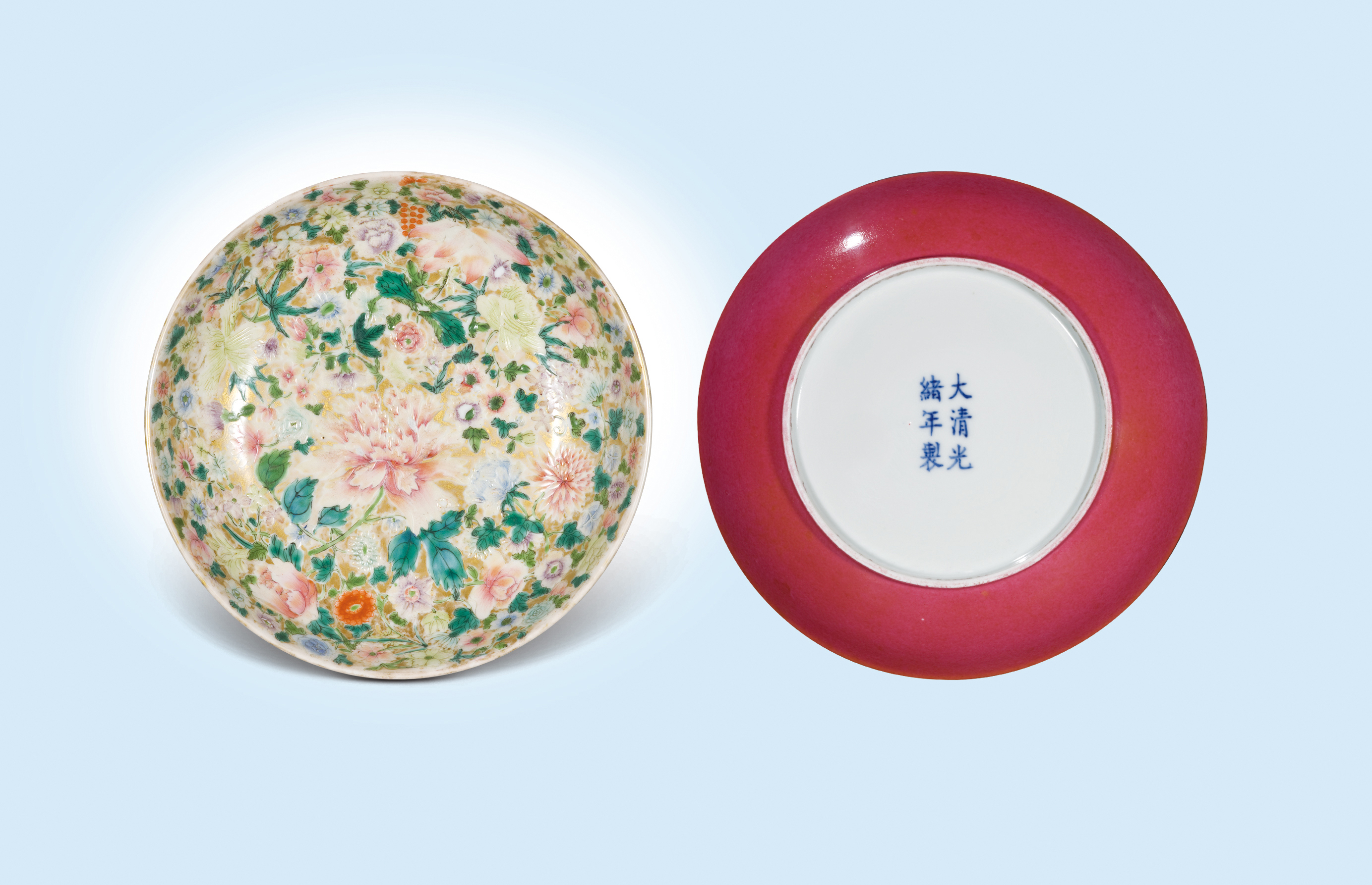 外胭脂红内金地粉彩花卉纹盘