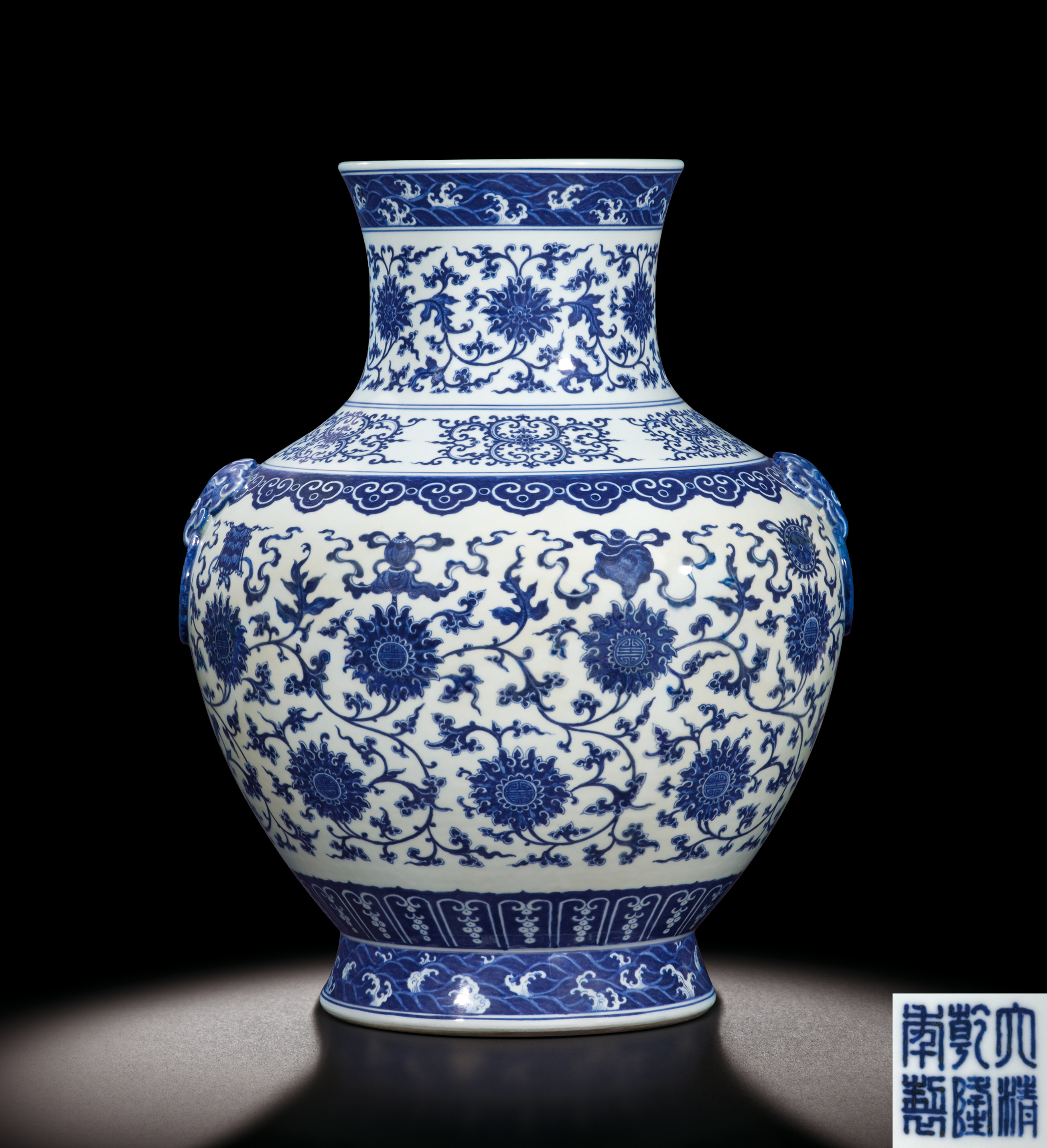 青花缠枝莲托八宝纹铺首尊
