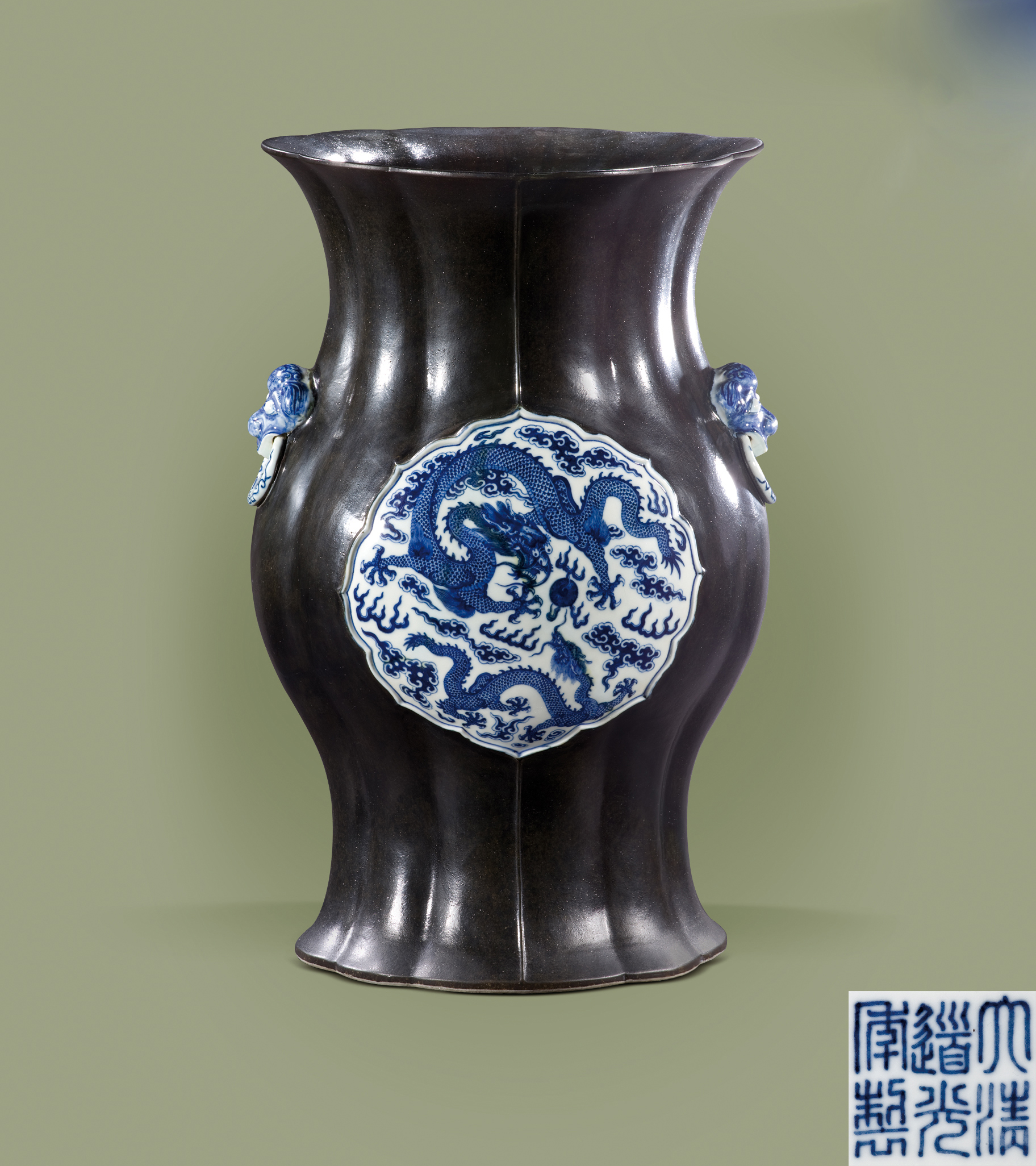 墨地开光青花龙纹海棠形铺首大尊