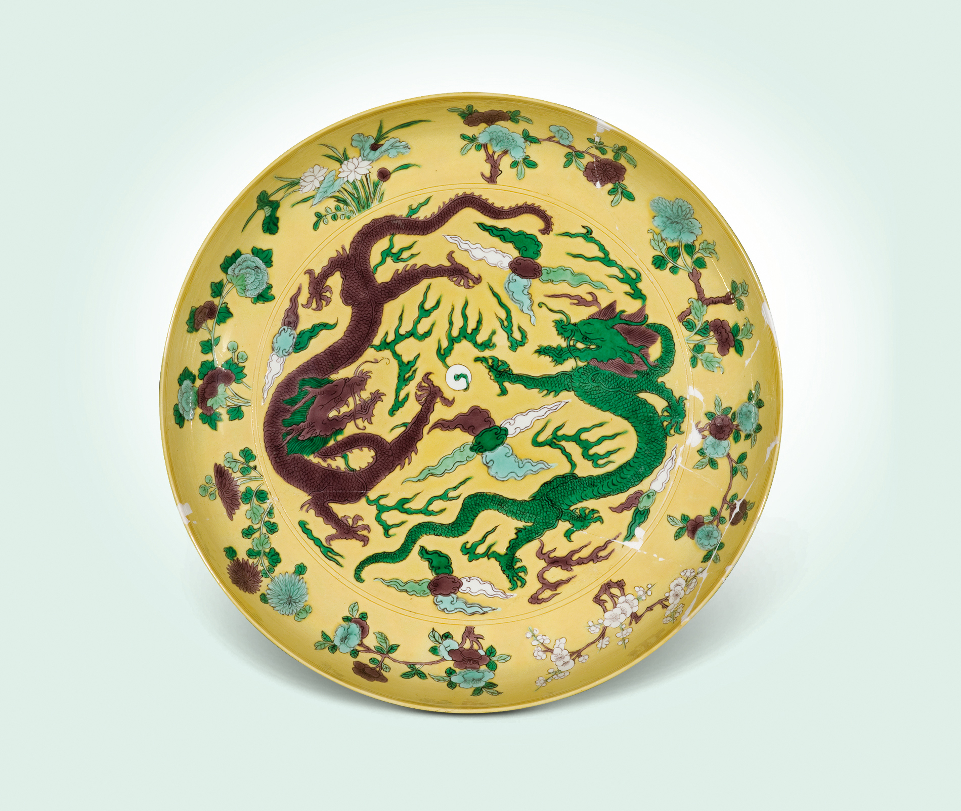 黄地紫绿花卉龙纹盘