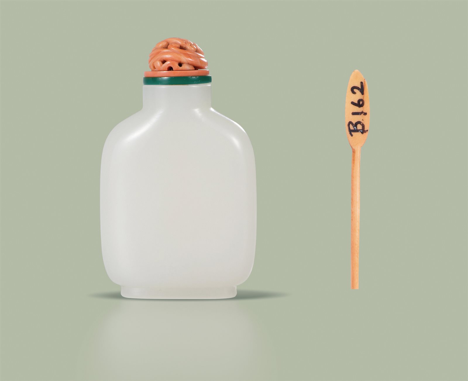 白玉素面鼻烟壶