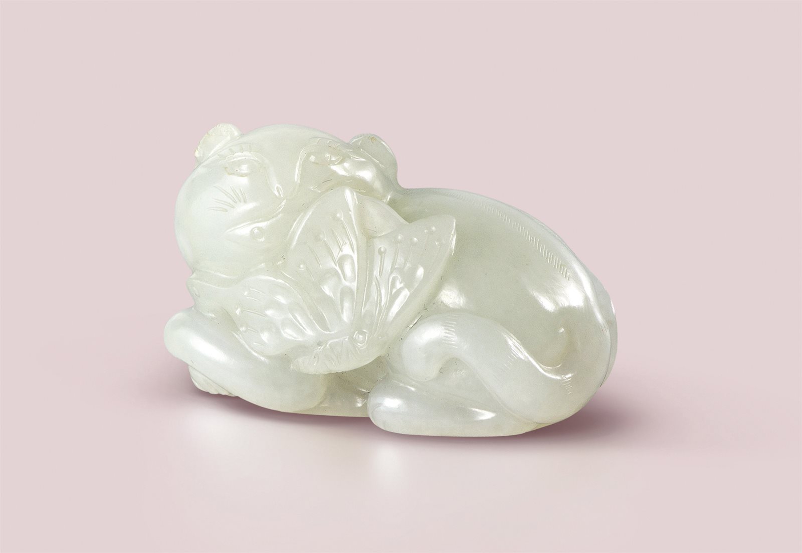 白玉猫蝶摆件