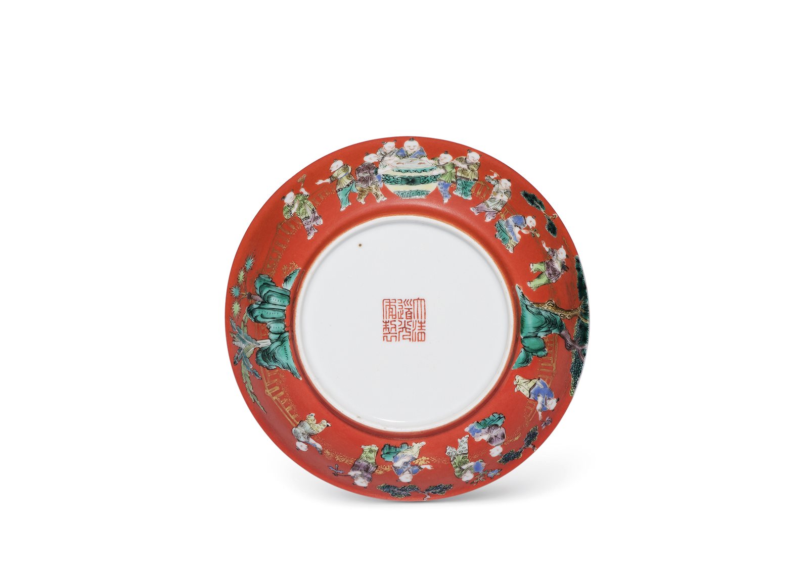 珊瑚红地五彩描金婴戏图盘