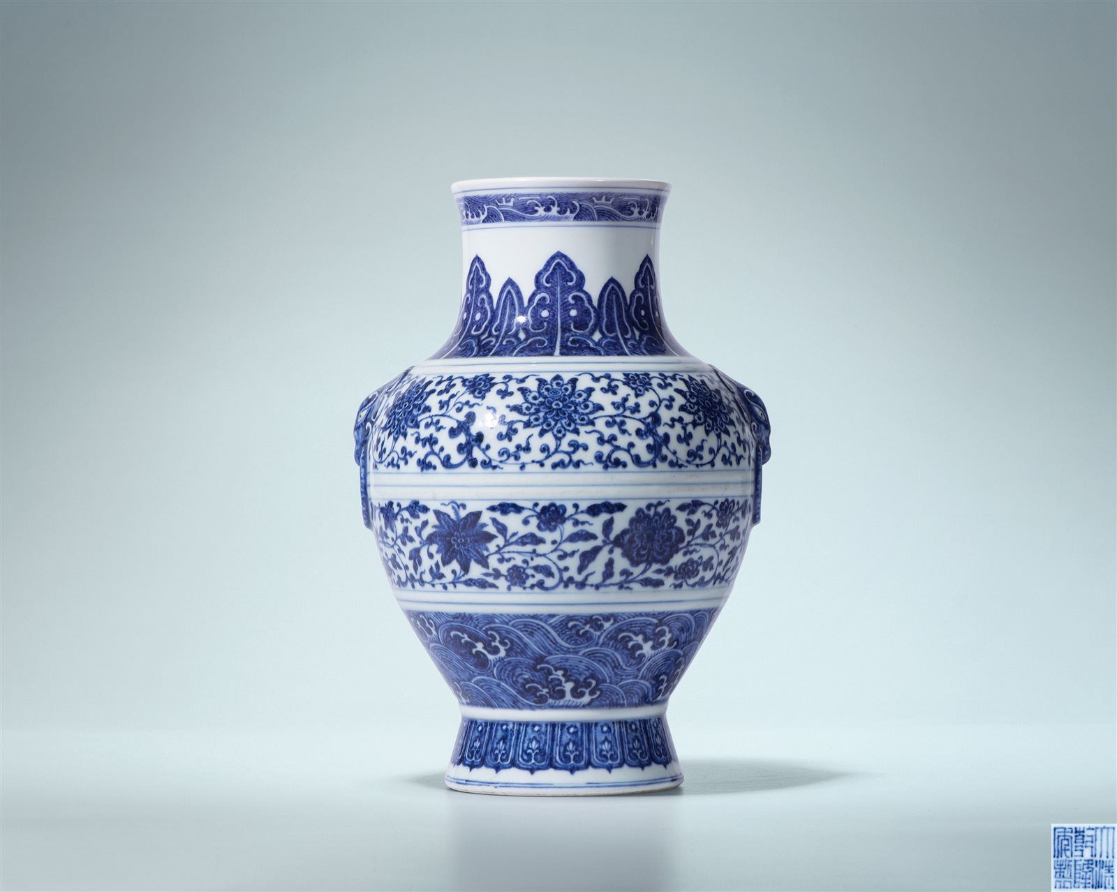 青花缠枝莲纹铺首尊