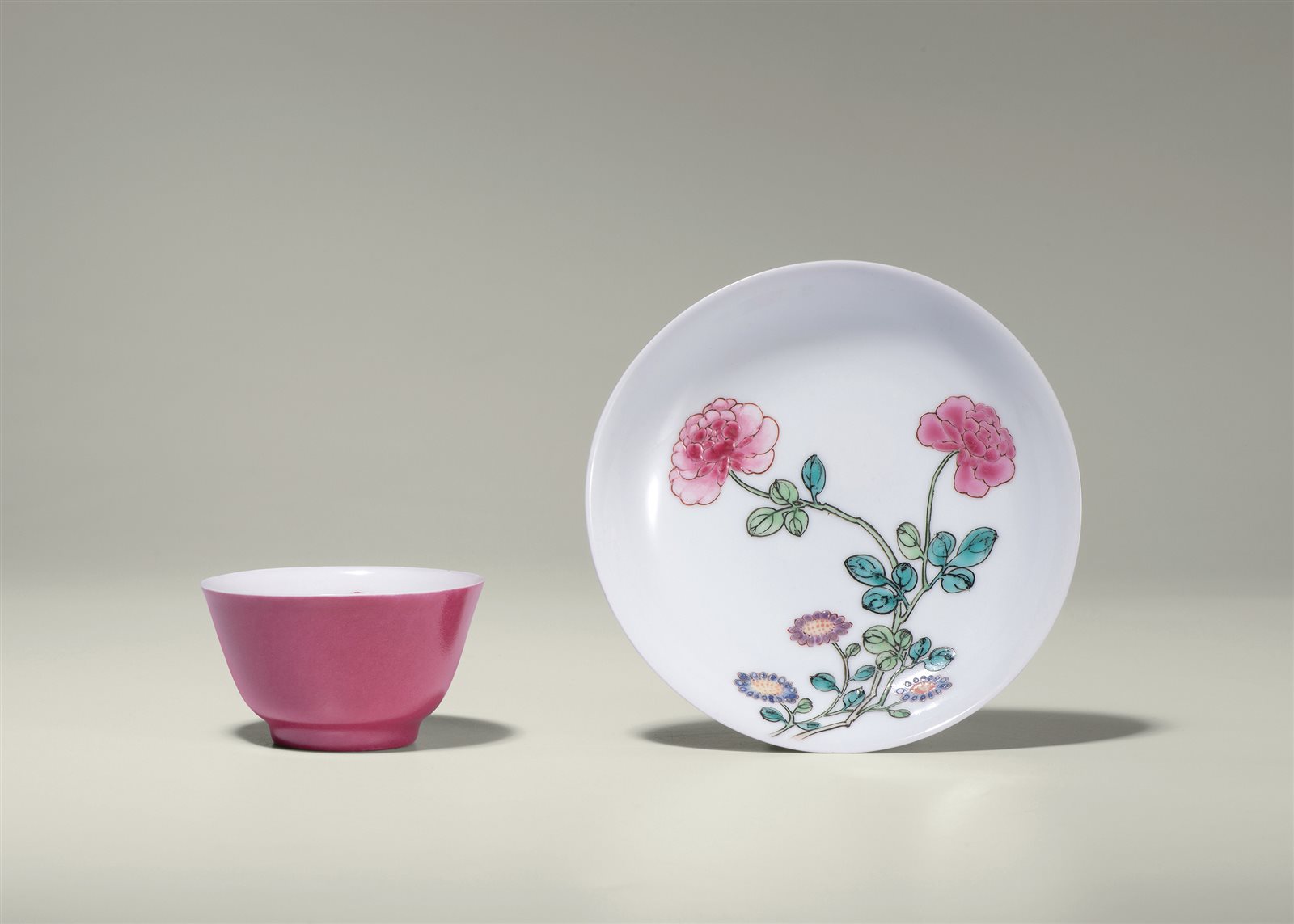 外胭脂红内粉彩花卉纹杯、盘