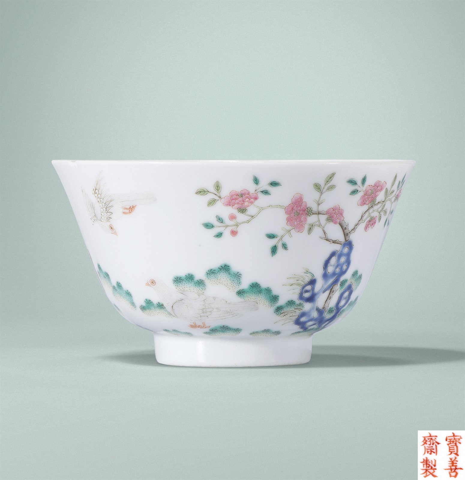 粉彩洞石花卉灵鸽纹碗