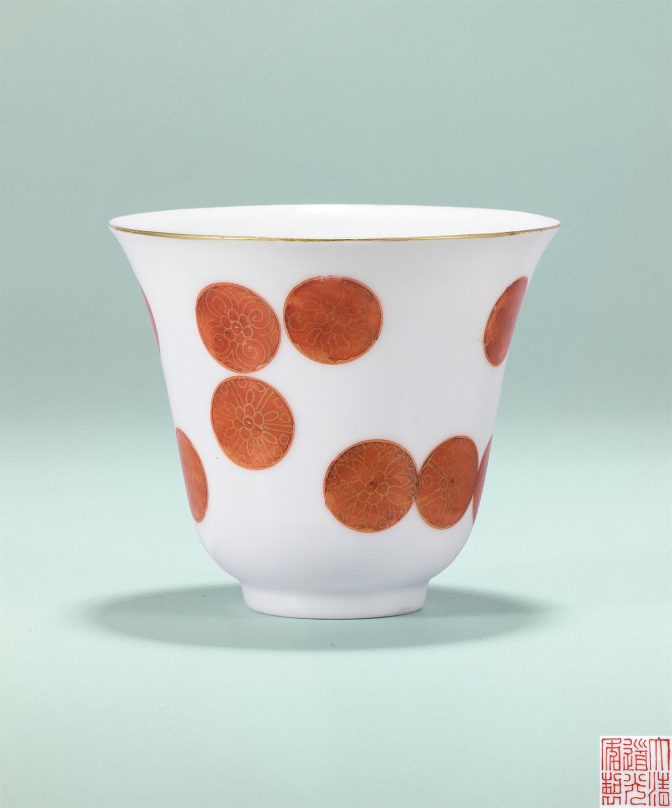 矾红描金皮球花纹杯
