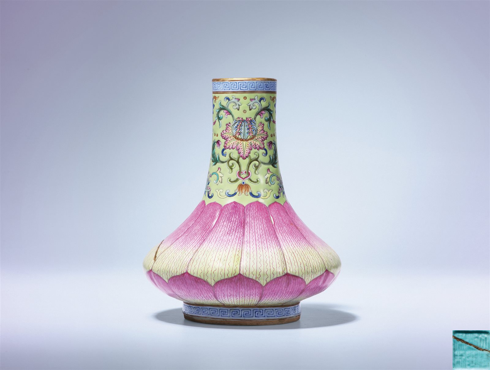 洋彩缠枝宝相花莲瓣纹荸荠瓶