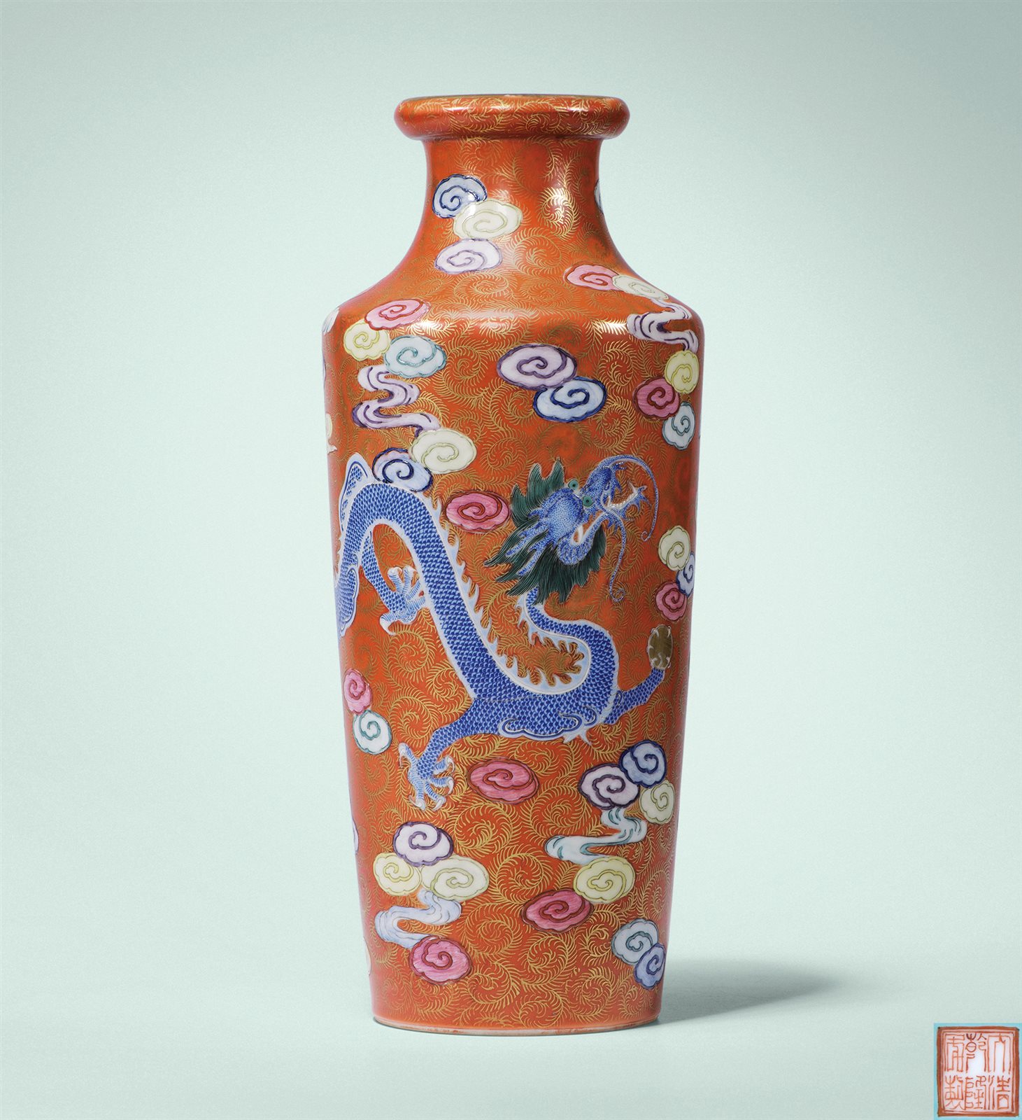 珊瑚红地粉彩描金龙凤纹筒瓶